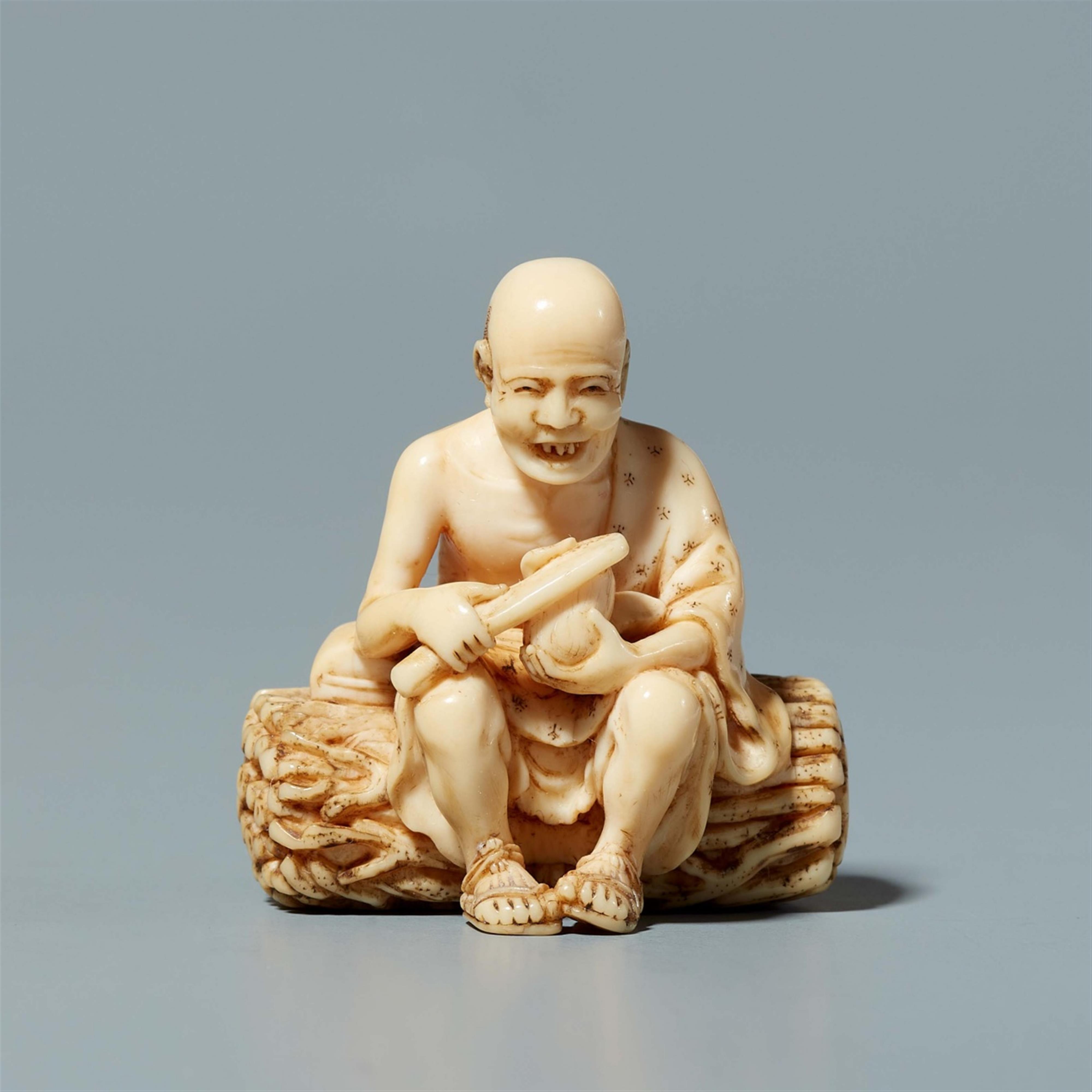 An ivory netsuke of a farmer seated on a bundle, by Ikkosai. Second half 19th century - image-1