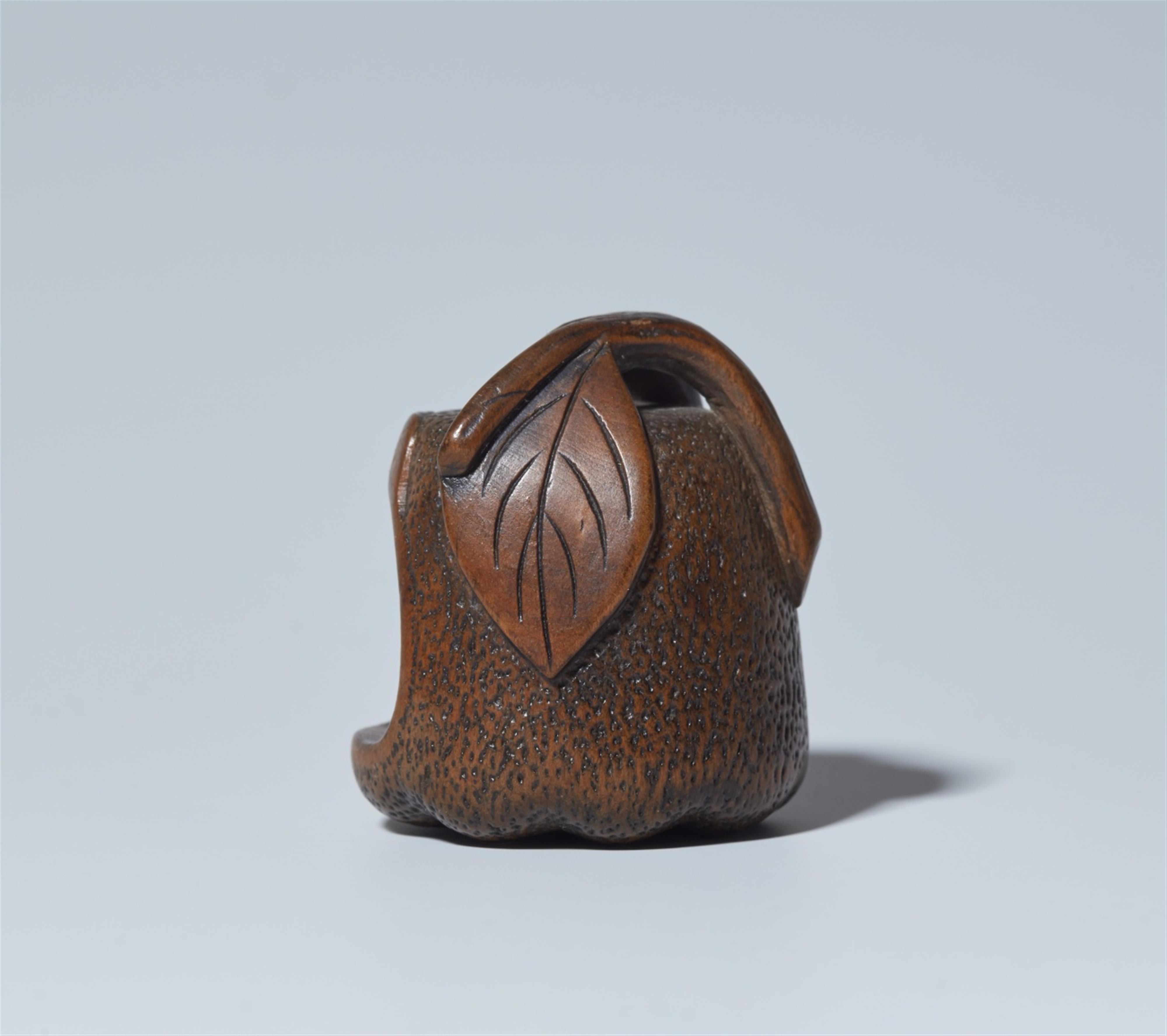 A wood netsuke of go players in a peach. Mid-19th century - image-2