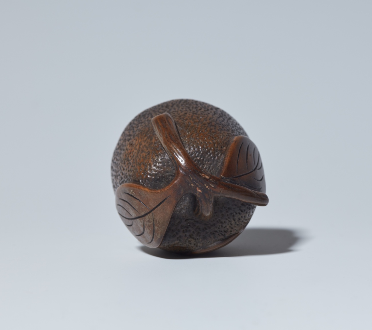 A wood netsuke of go players in a peach. Mid-19th century - image-5