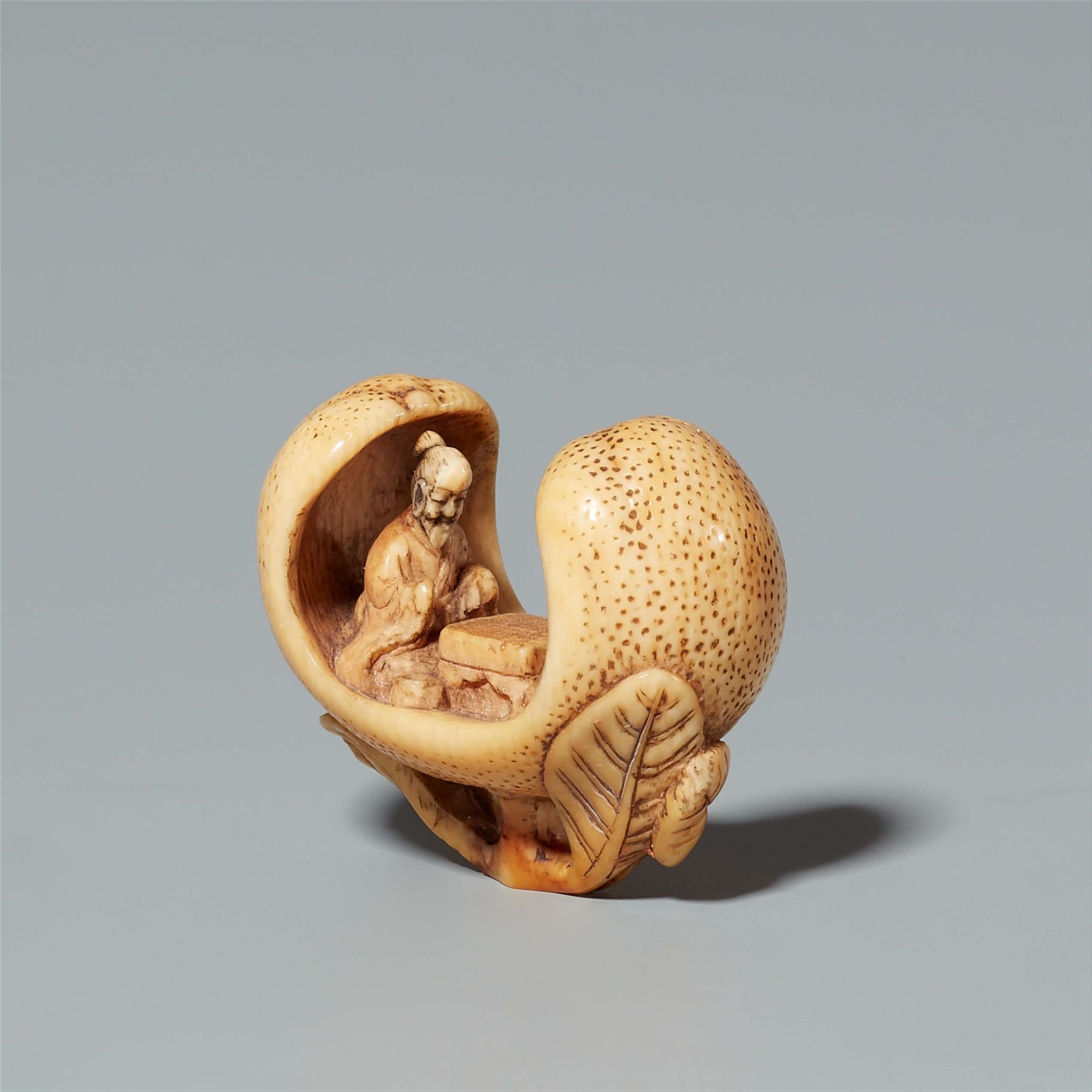 An ivory netsuke of go players in a peach. First half 19th century - image-2