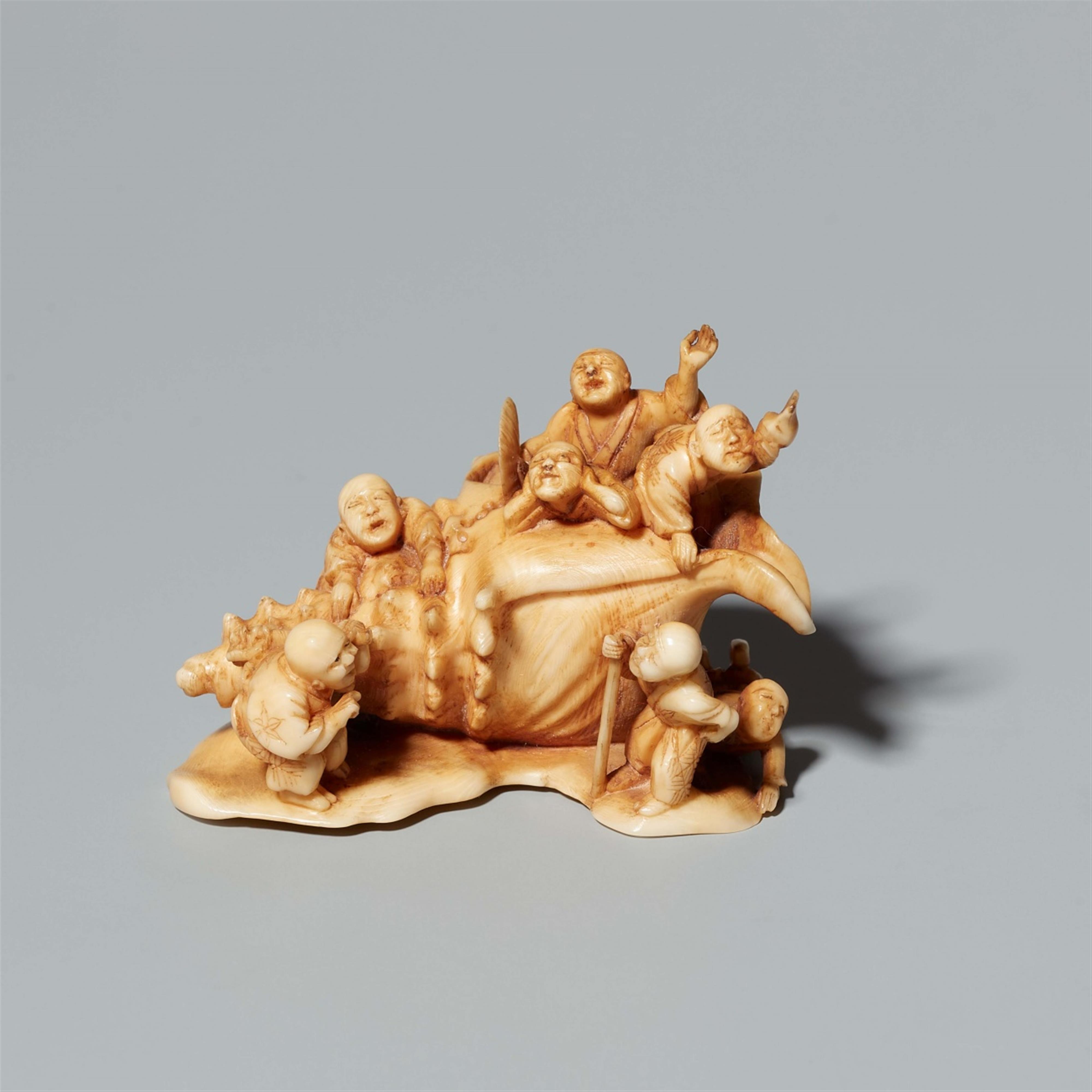 An ivory okimono of blind men on a shell. Late 19th century - image-1