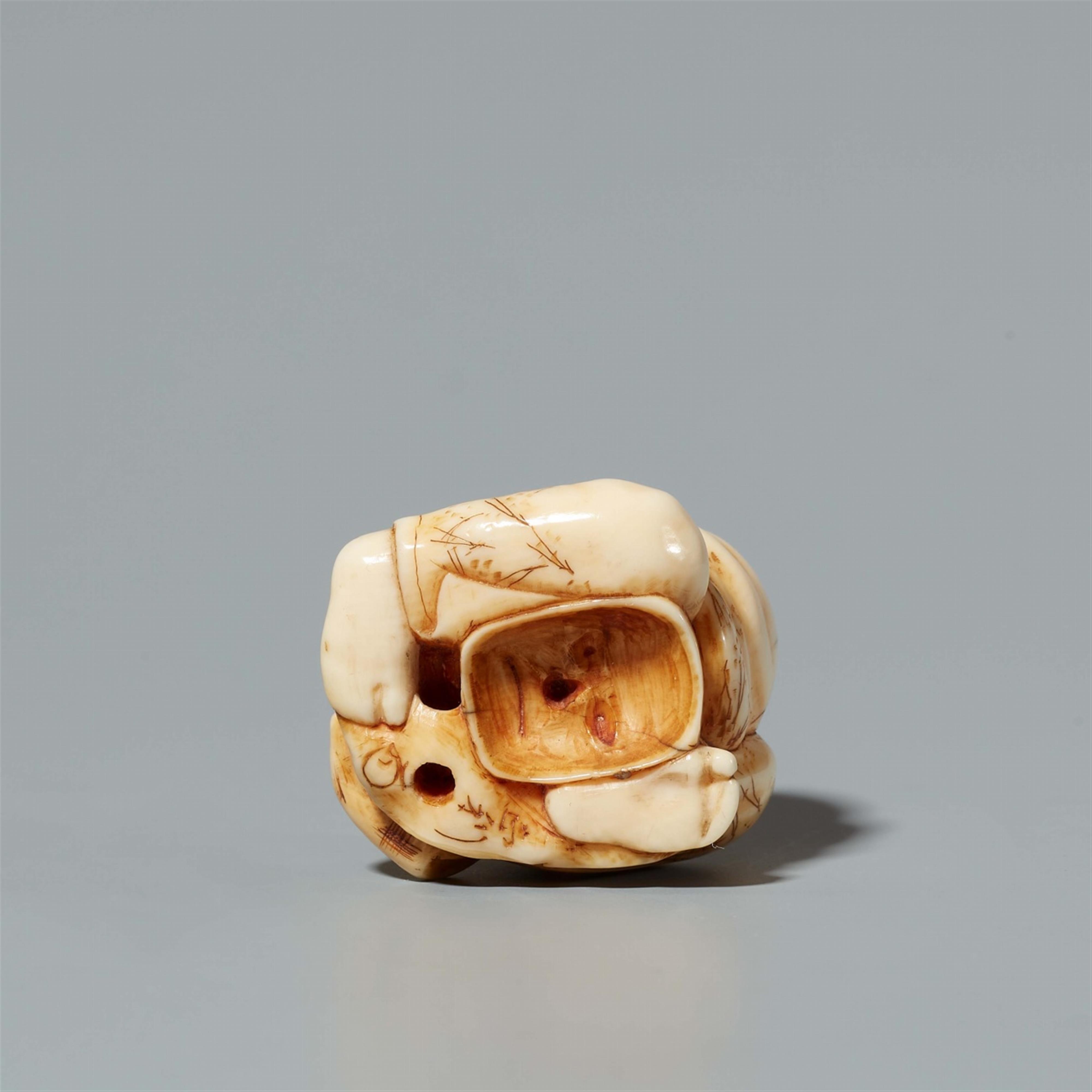 An ivory netsuke of a geisha seated on a tengu mask. 19th century - image-5