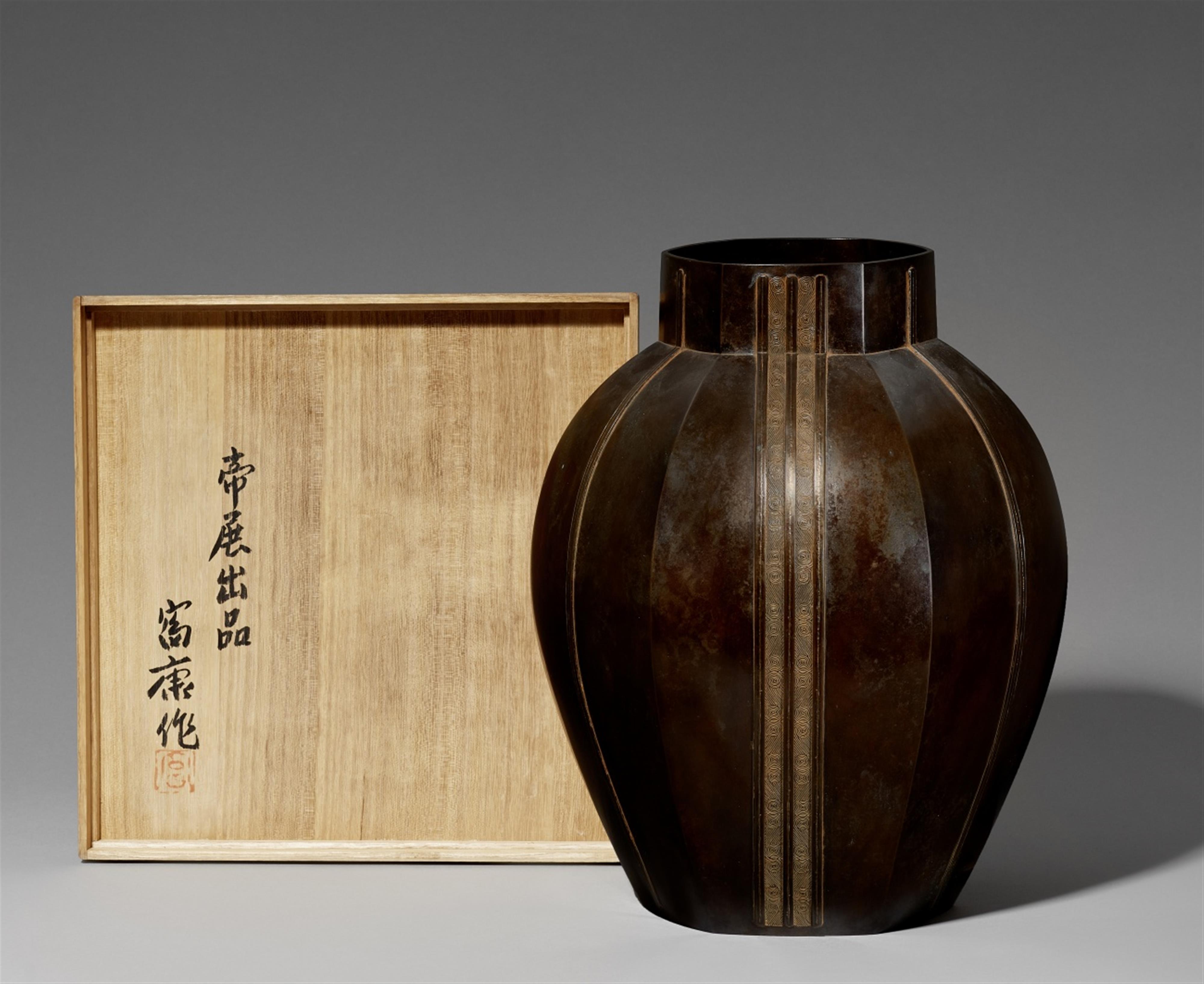 A very large hexagonal bronze vase, by Aida Tomiyasu (1901-1987). Tokyo. Early 1930s - image-1
