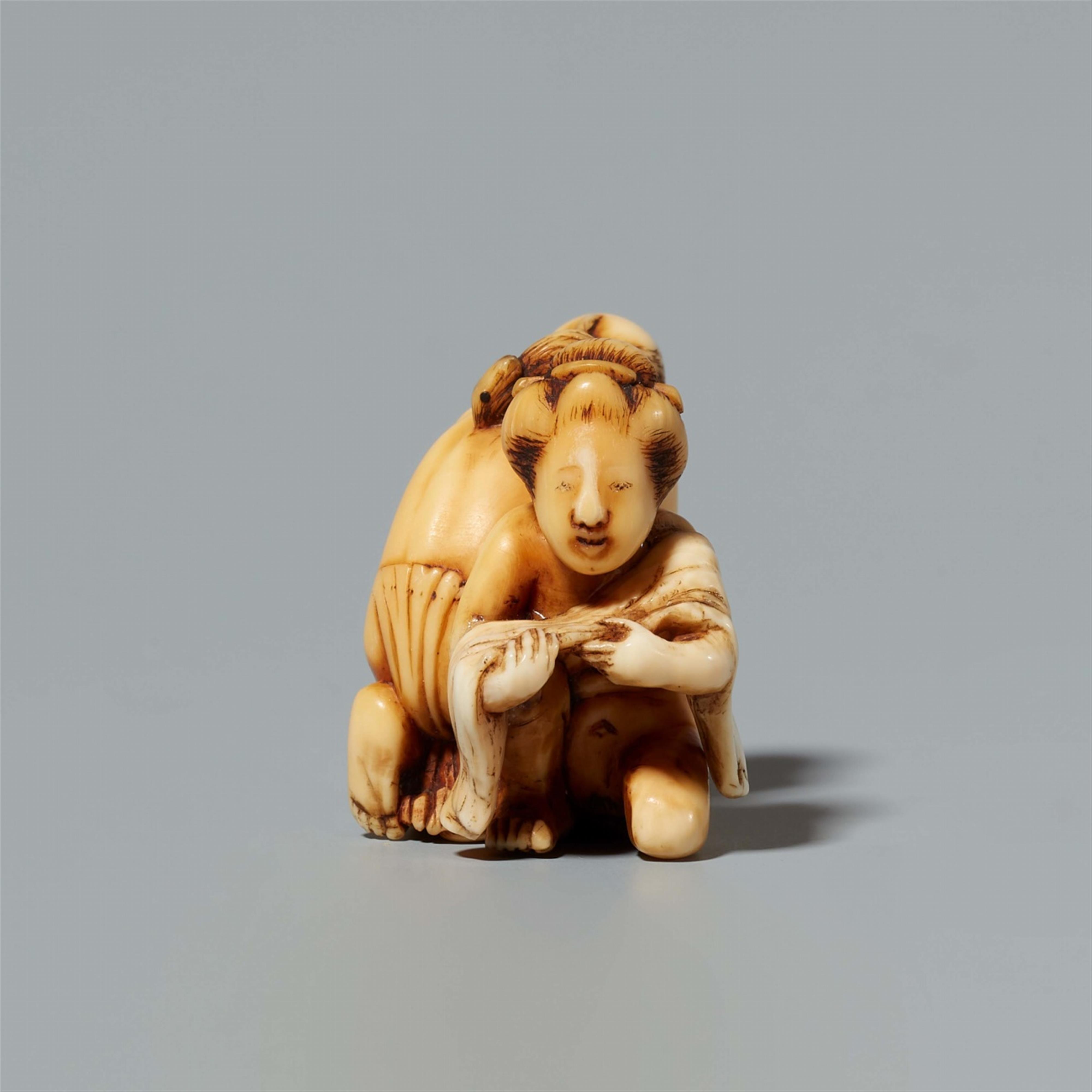 A Tokyo school ivory netsuke of a couple washing, by Tomochika. Late 19th century - image-2