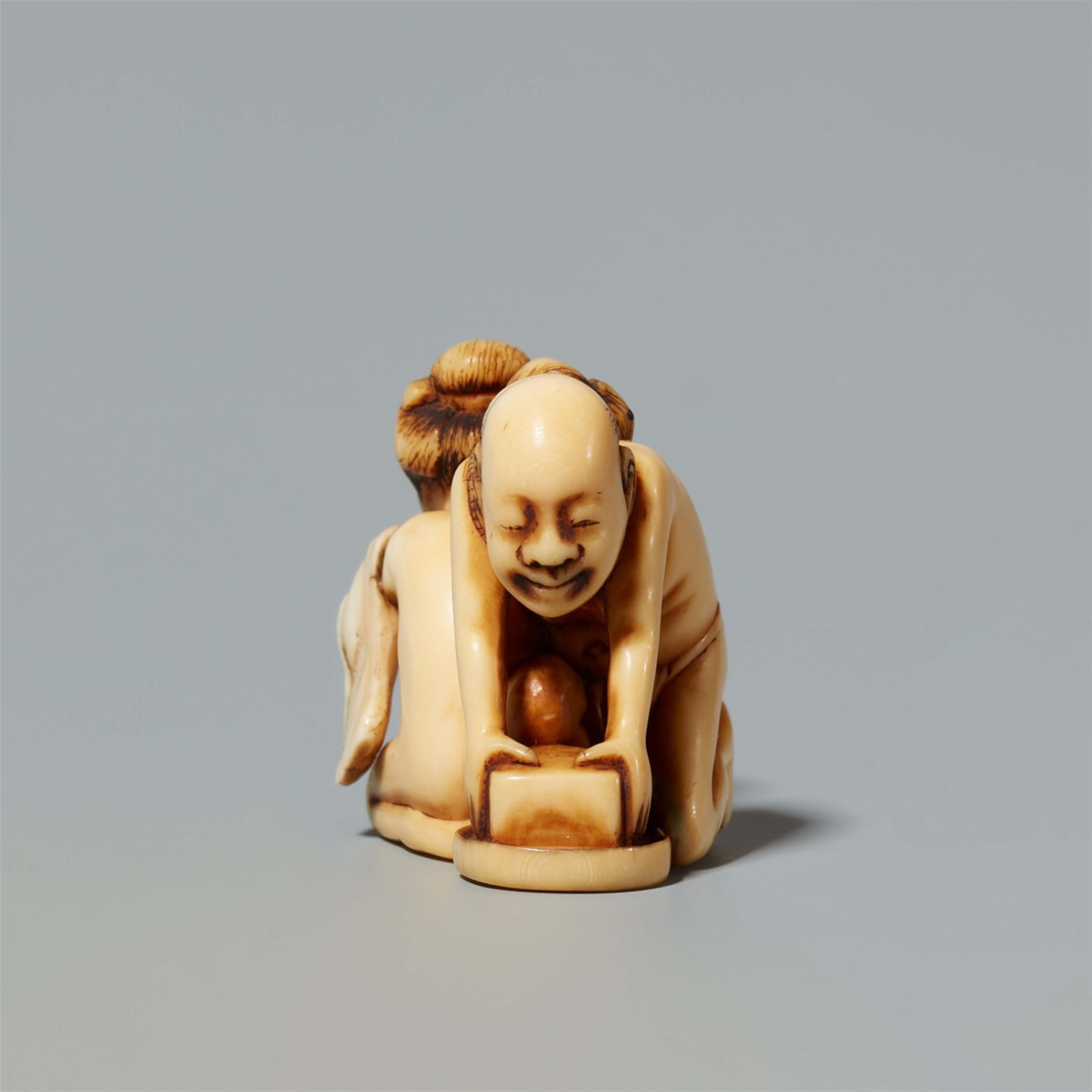 A Tokyo school ivory netsuke of a couple washing, by Tomochika. Late 19th century - image-4