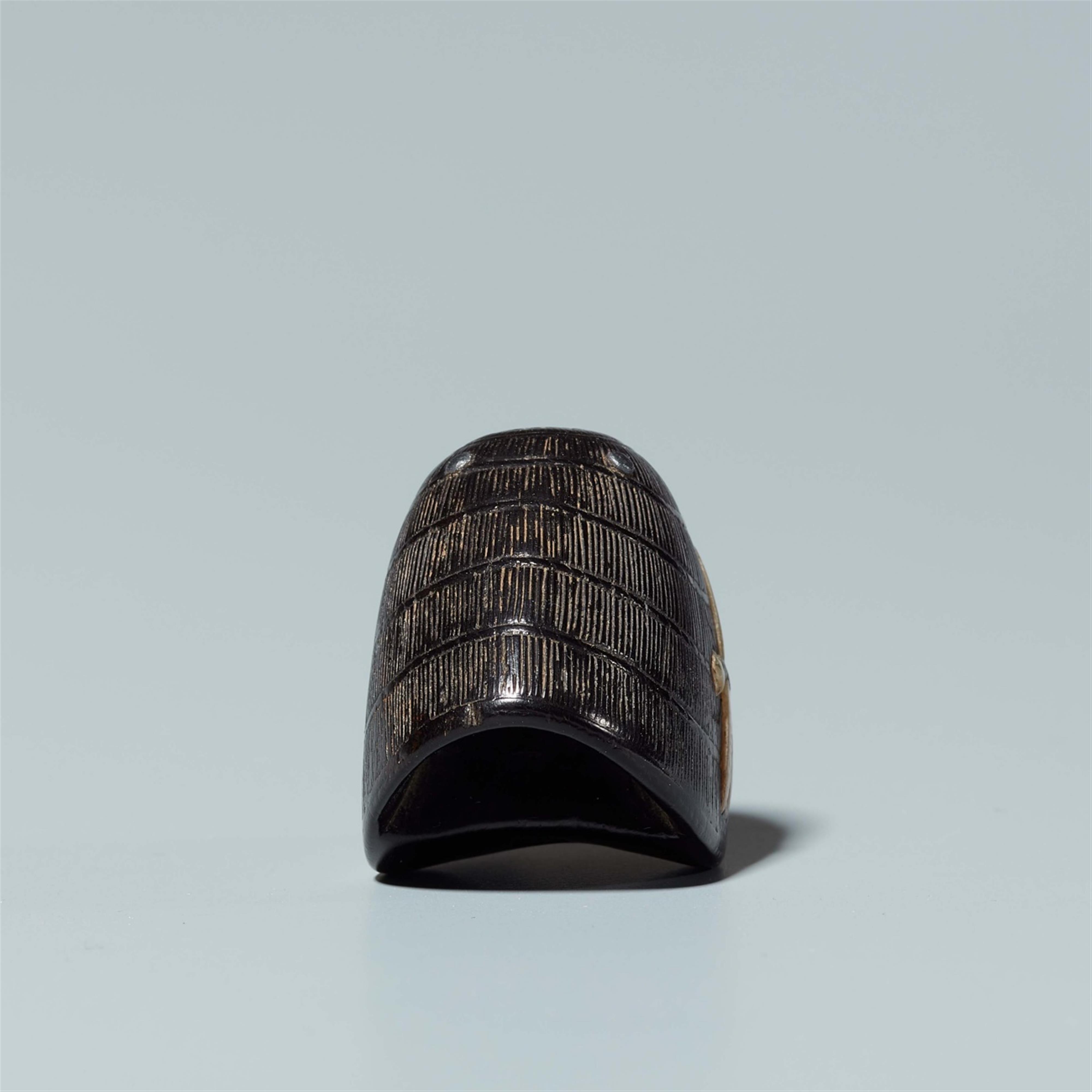 An ebony netsuke of a pilgrim’s hat. Early 19th century - image-4