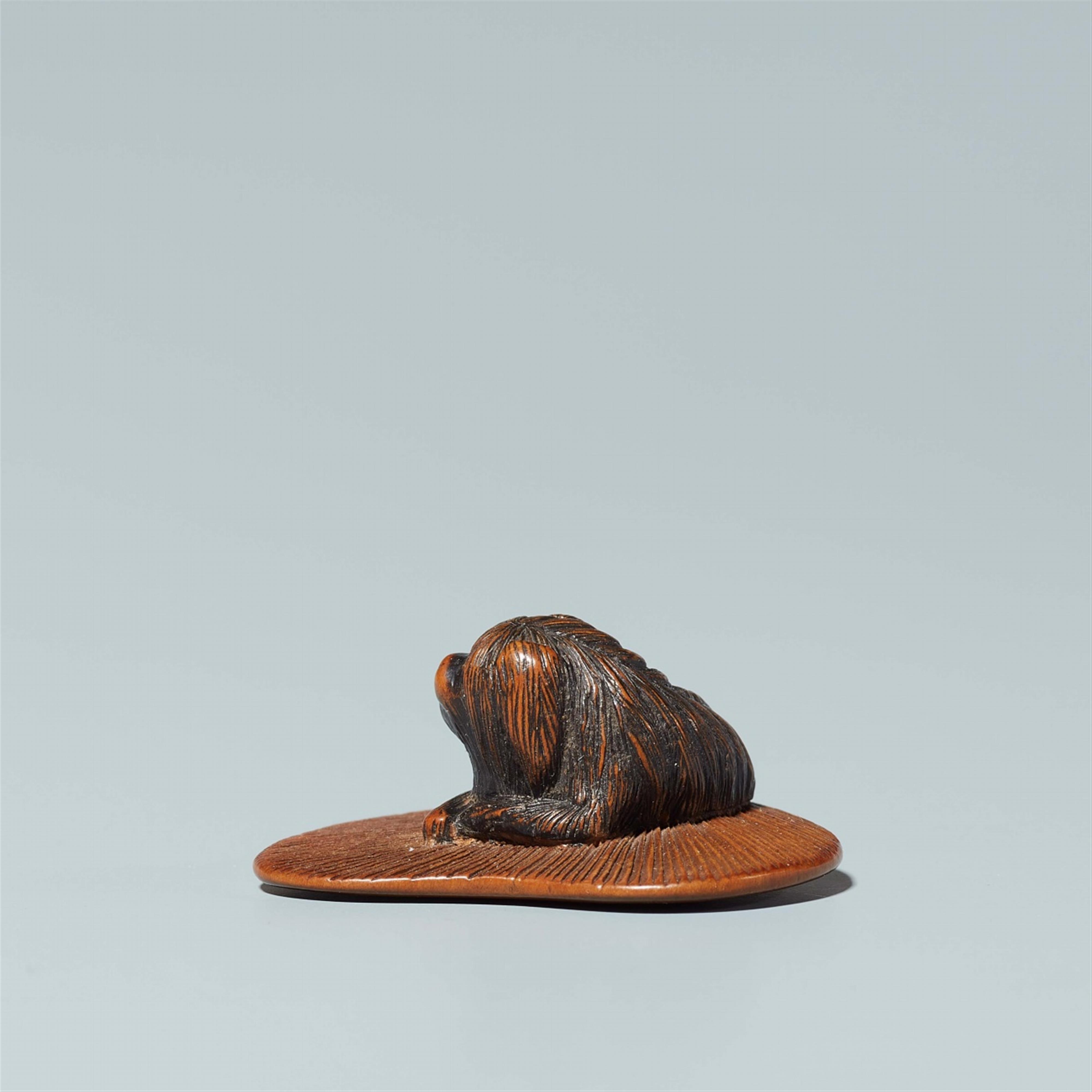 A boxwood netsuke of a small dog and a fan. Early 19th century - image-2