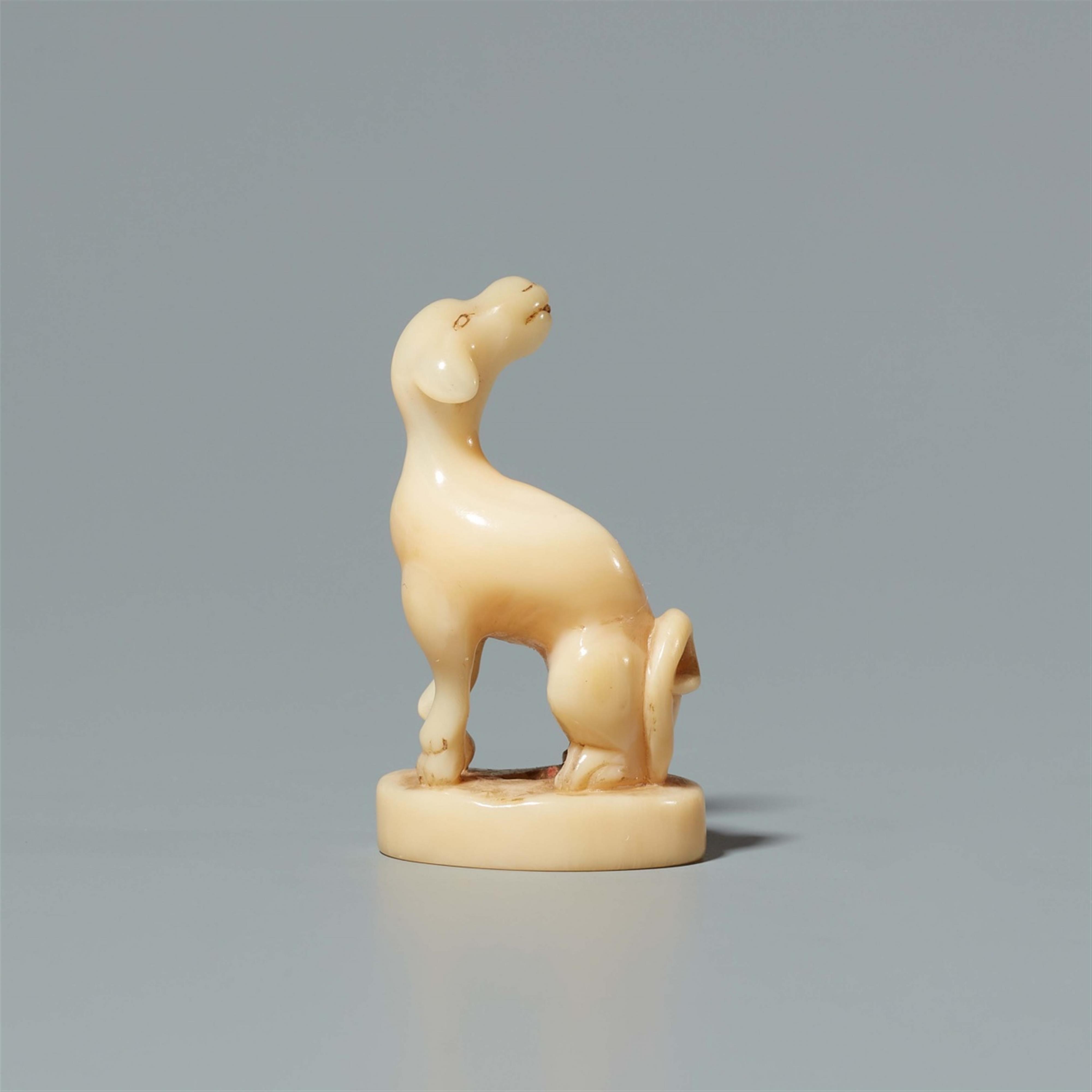 A walrus tooth netsuke of a dog on an oval base. Second half 19th century - image-3