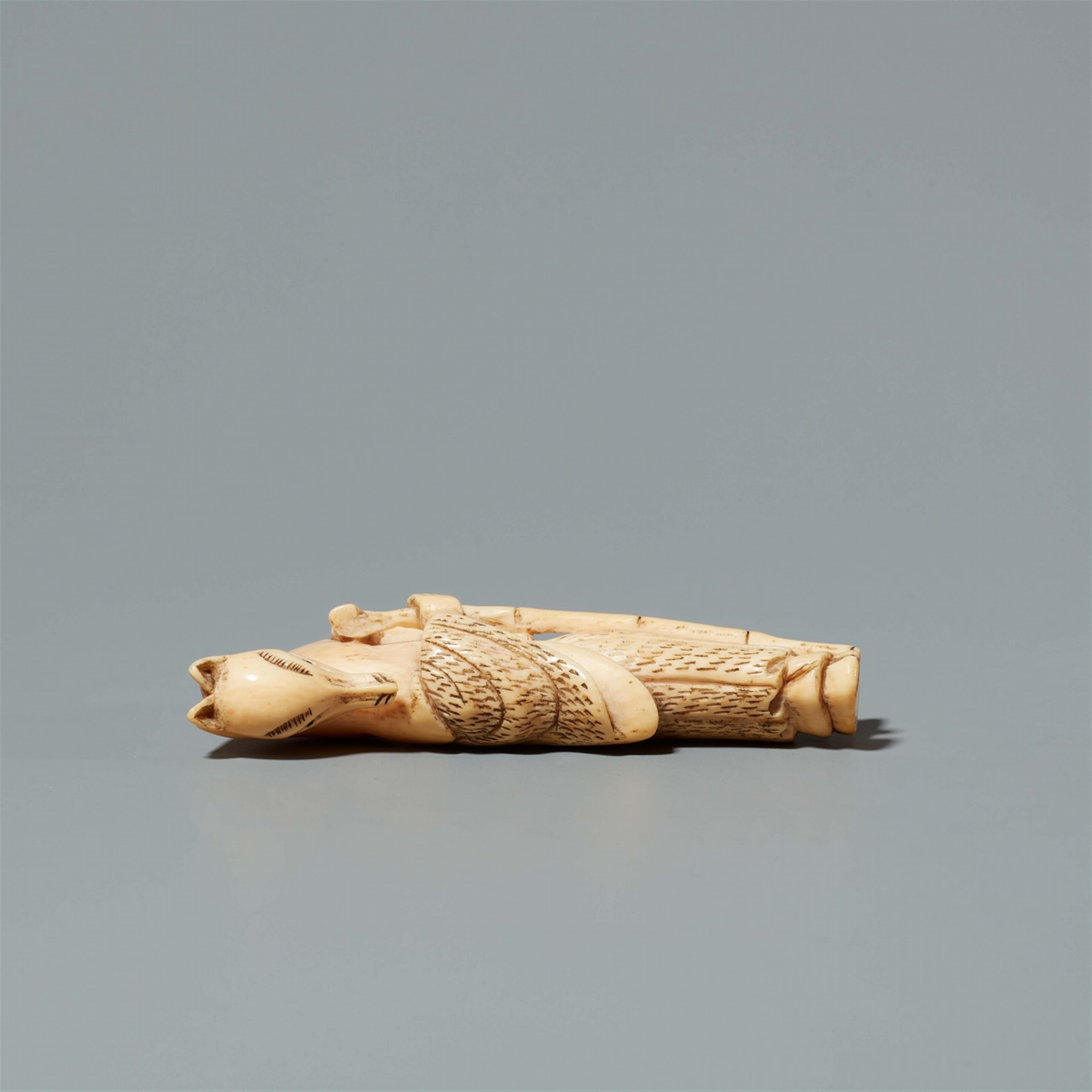 An ivory netsuke of a fox. Around 1800 - image-3