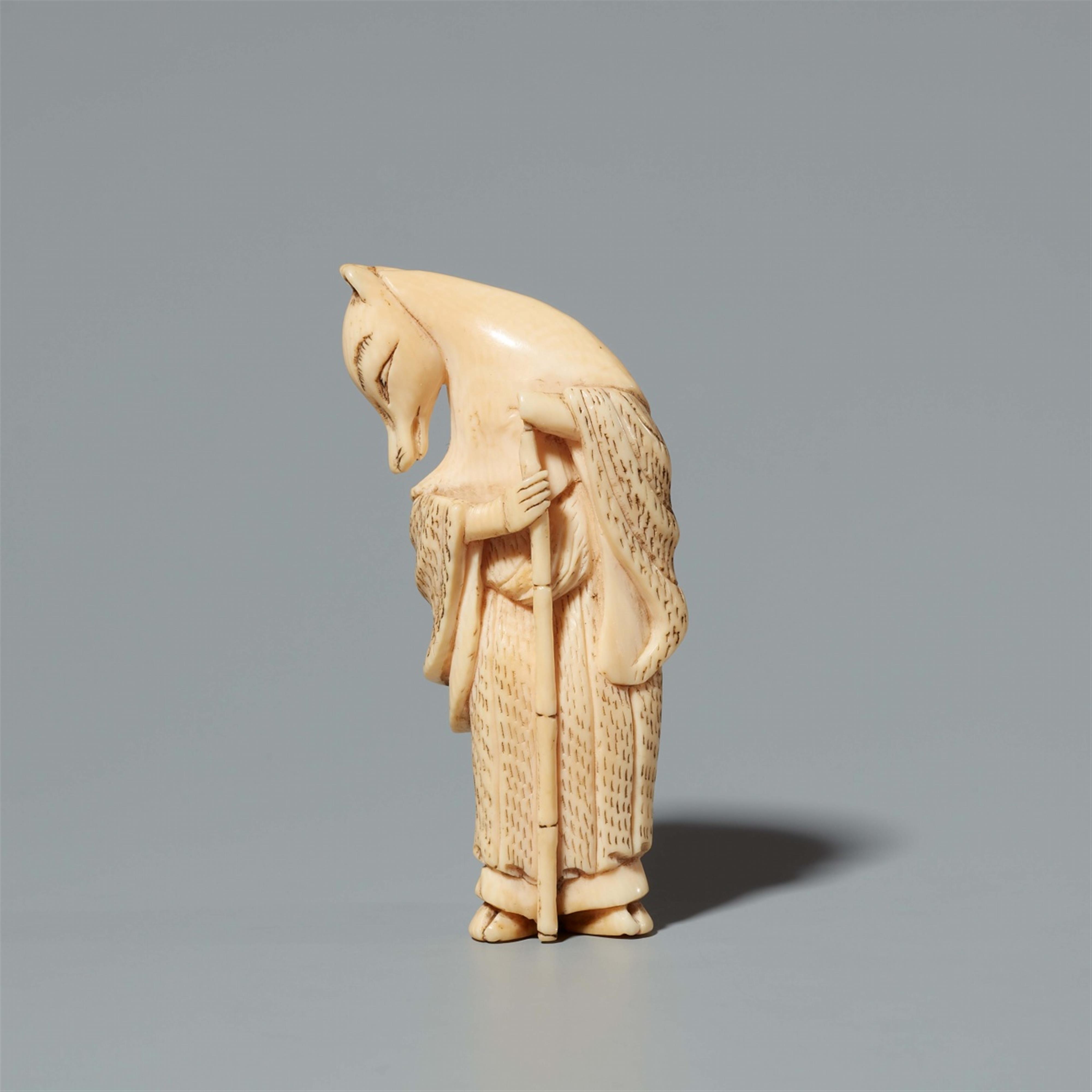 An ivory netsuke of a fox. Around 1800 - image-1