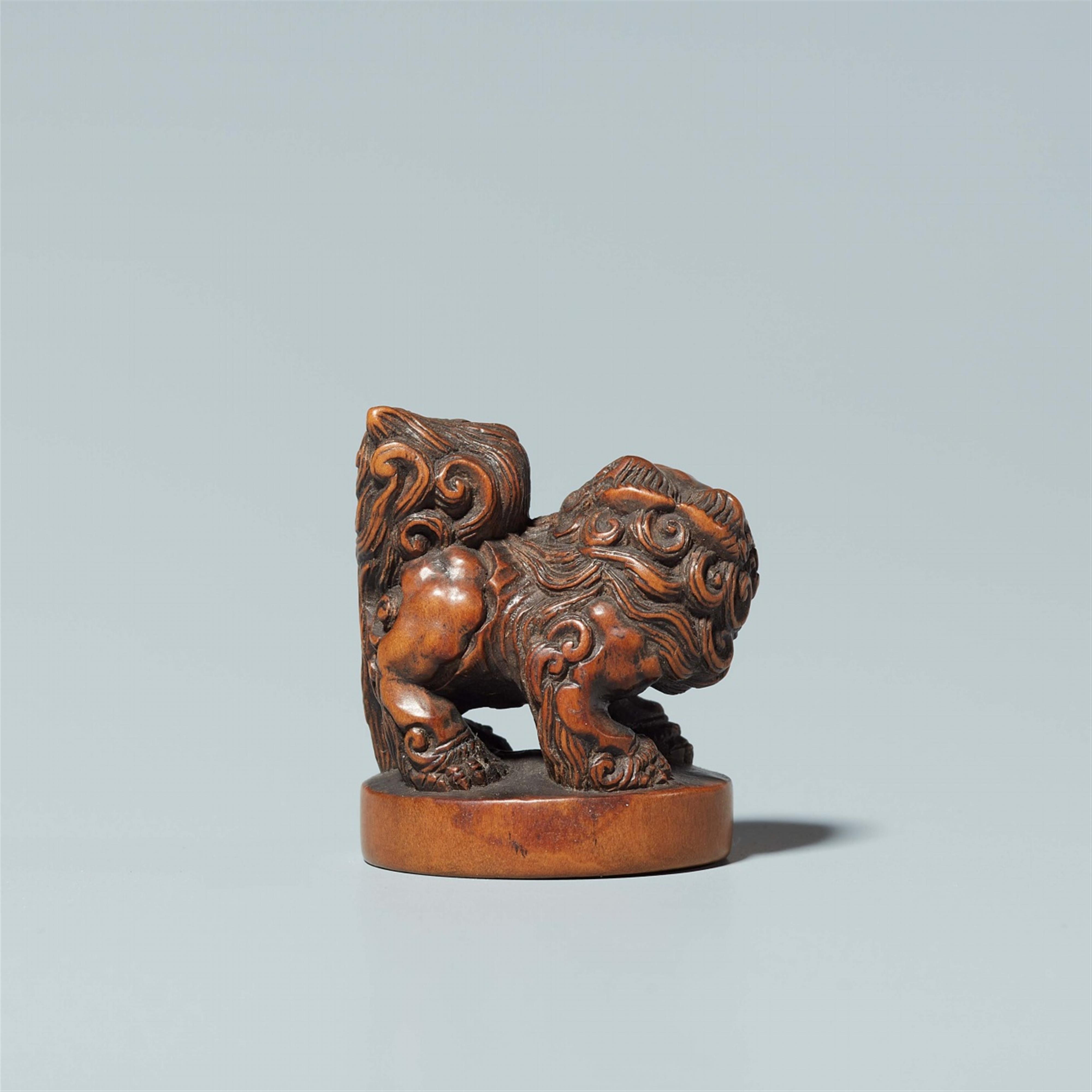 A boxwood seal netsuke. 19th century - image-3