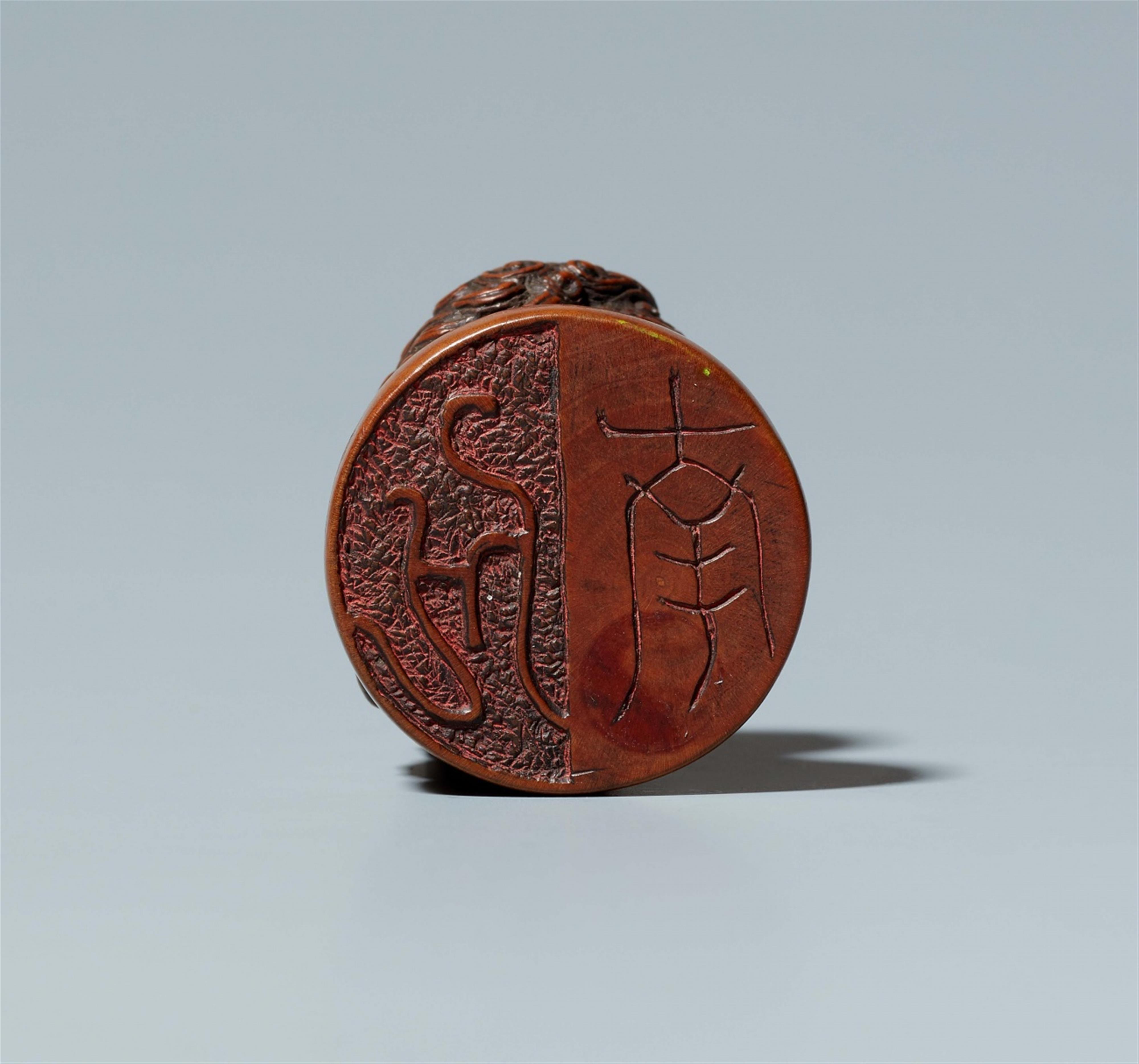 A boxwood seal netsuke. 19th century - image-5