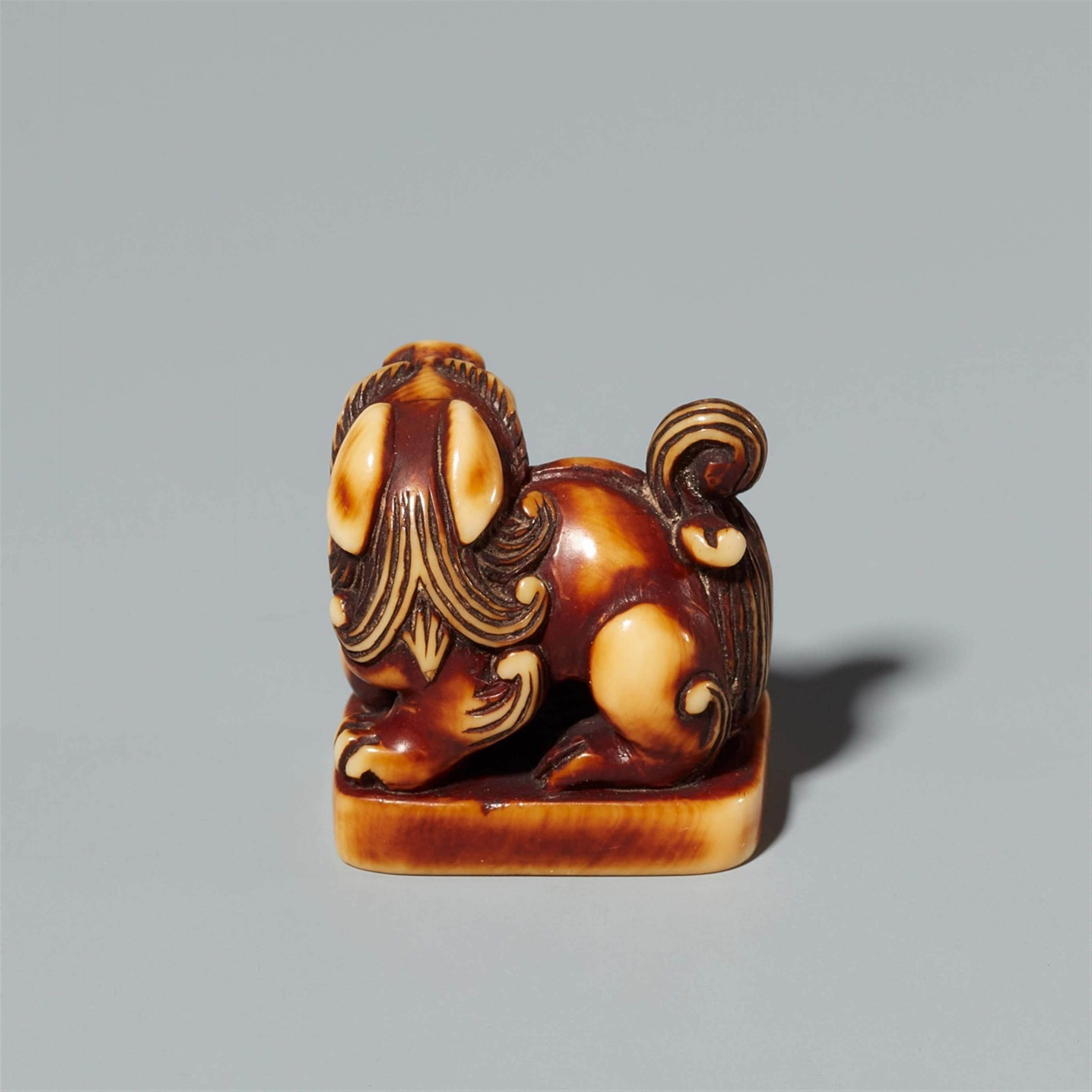 An ivory netsuke of a shishi with a ball. Late 19th century - image-3