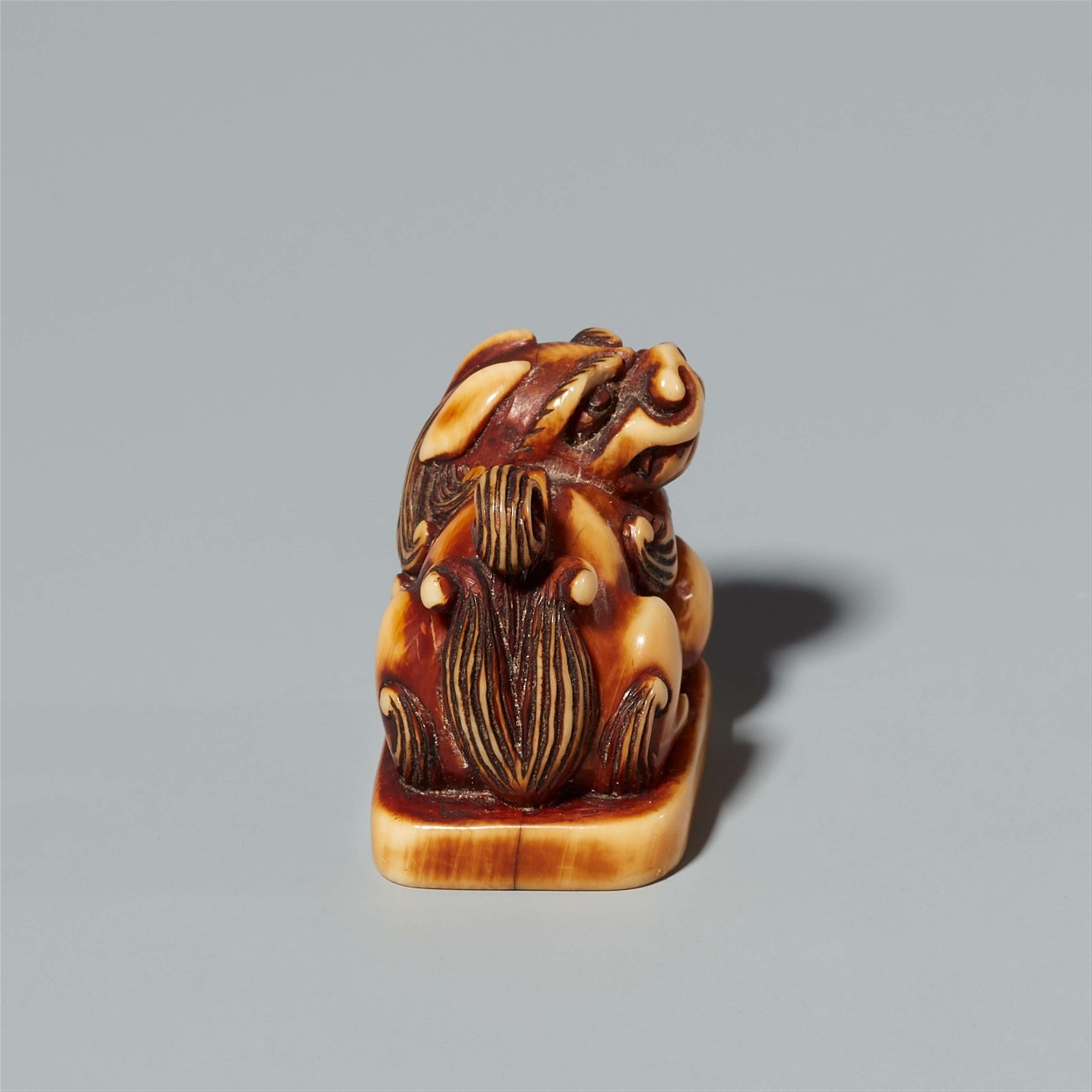 An ivory netsuke of a shishi with a ball. Late 19th century - image-4