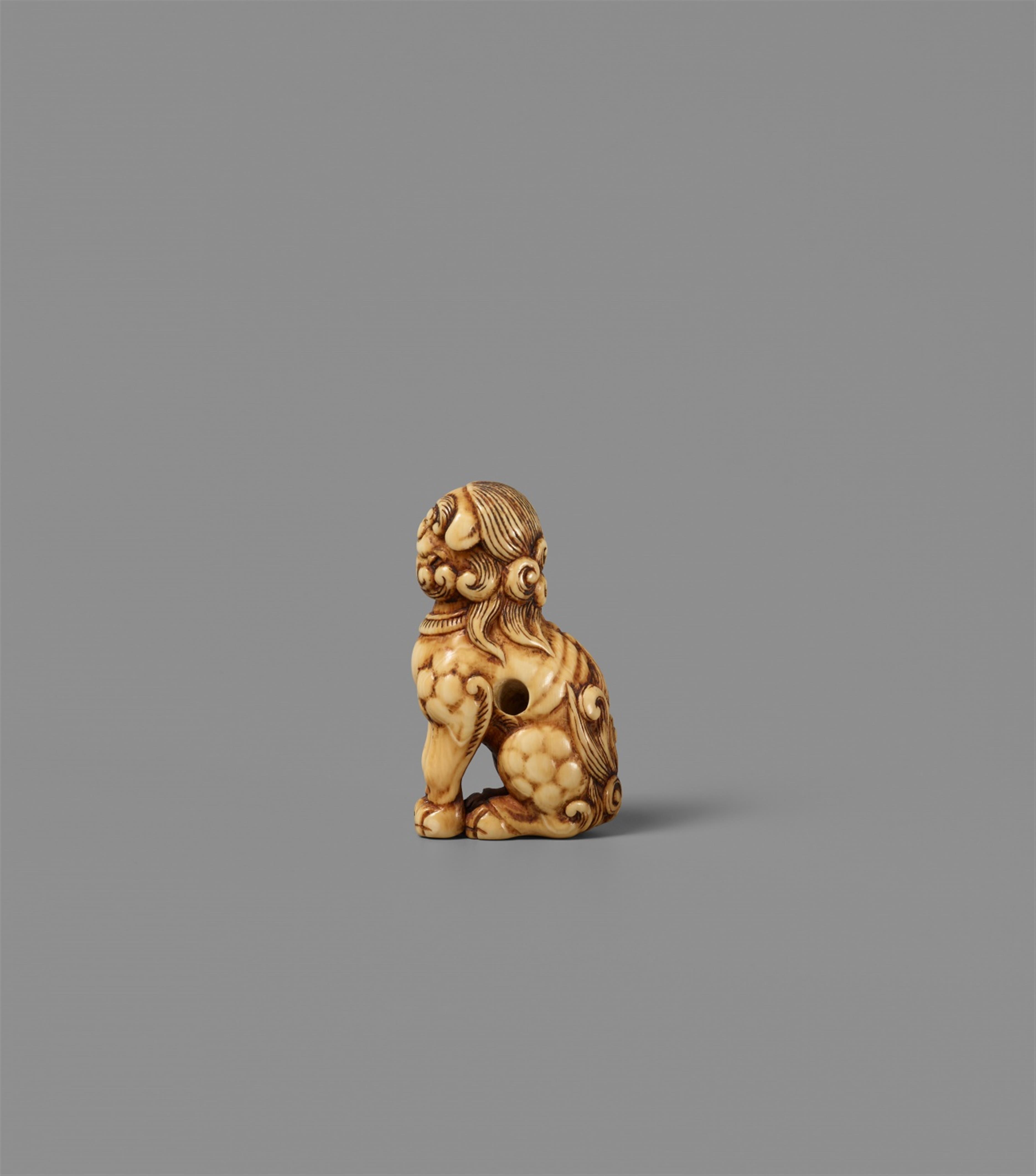 An ivory netsuke of a seated shishi. Around 1800 - image-4