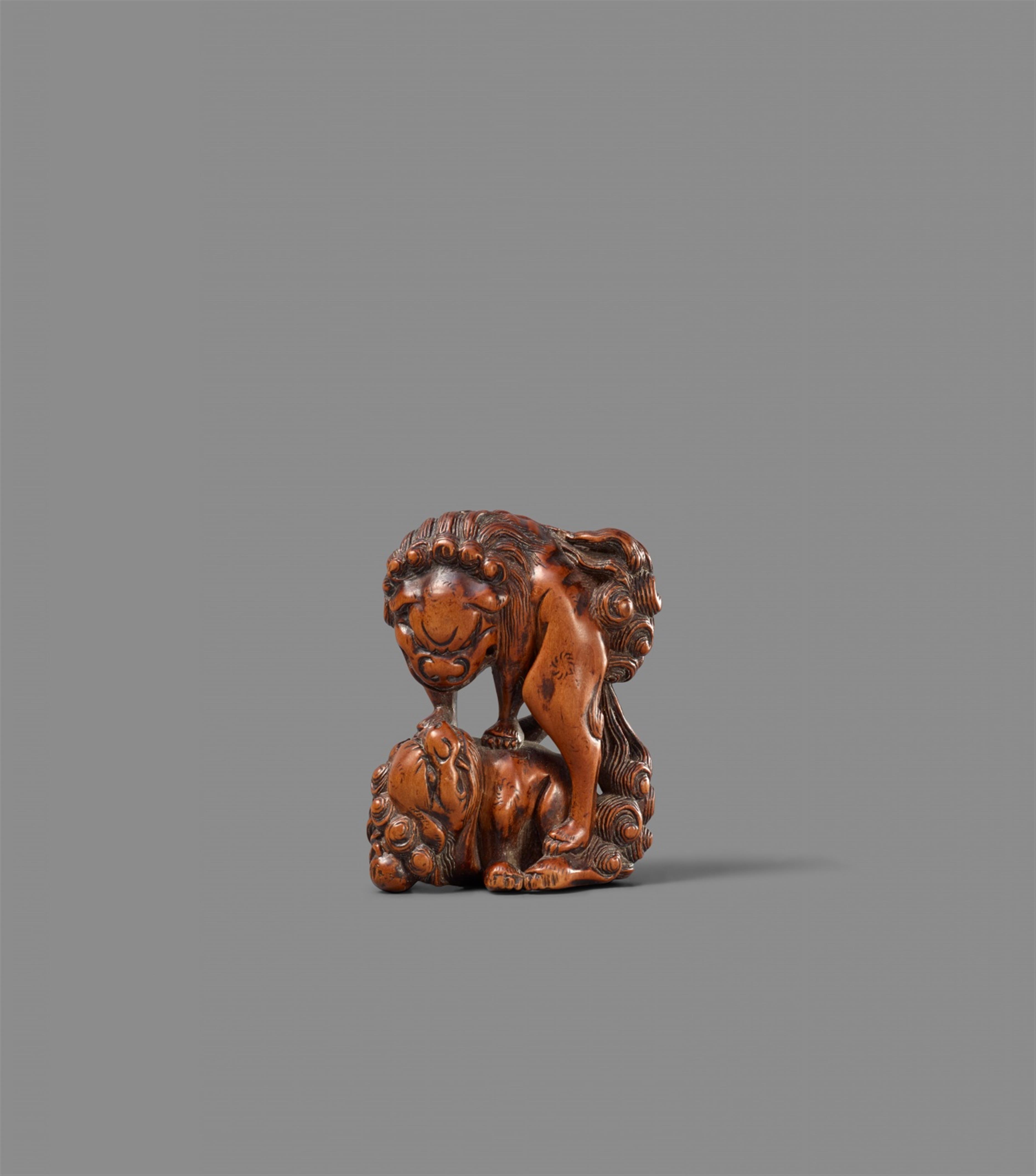 A boxwood netsuke of fighting shishi. 18th century - image-1