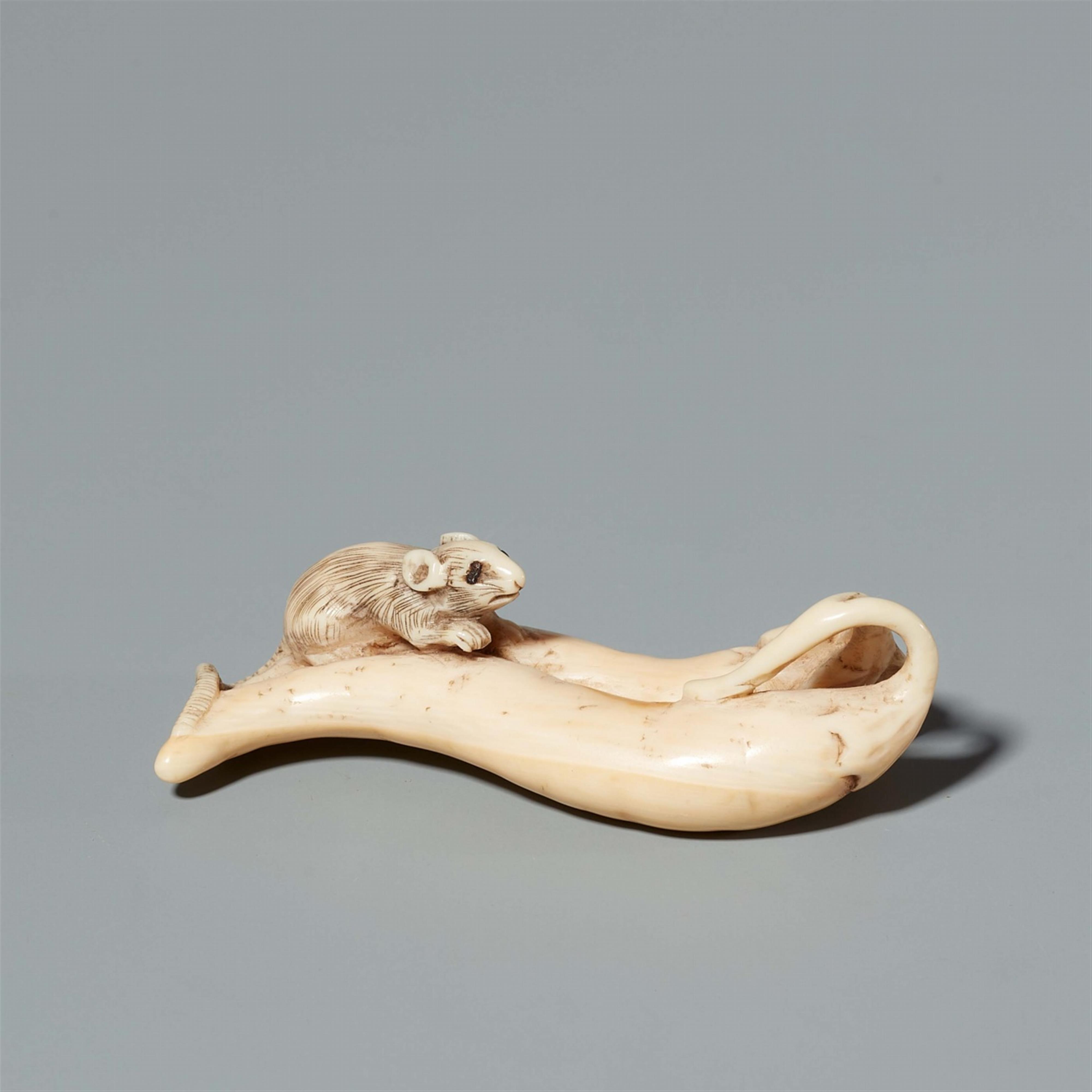 An ivory netsuke of a rat on beans. Last third 19th century - image-1