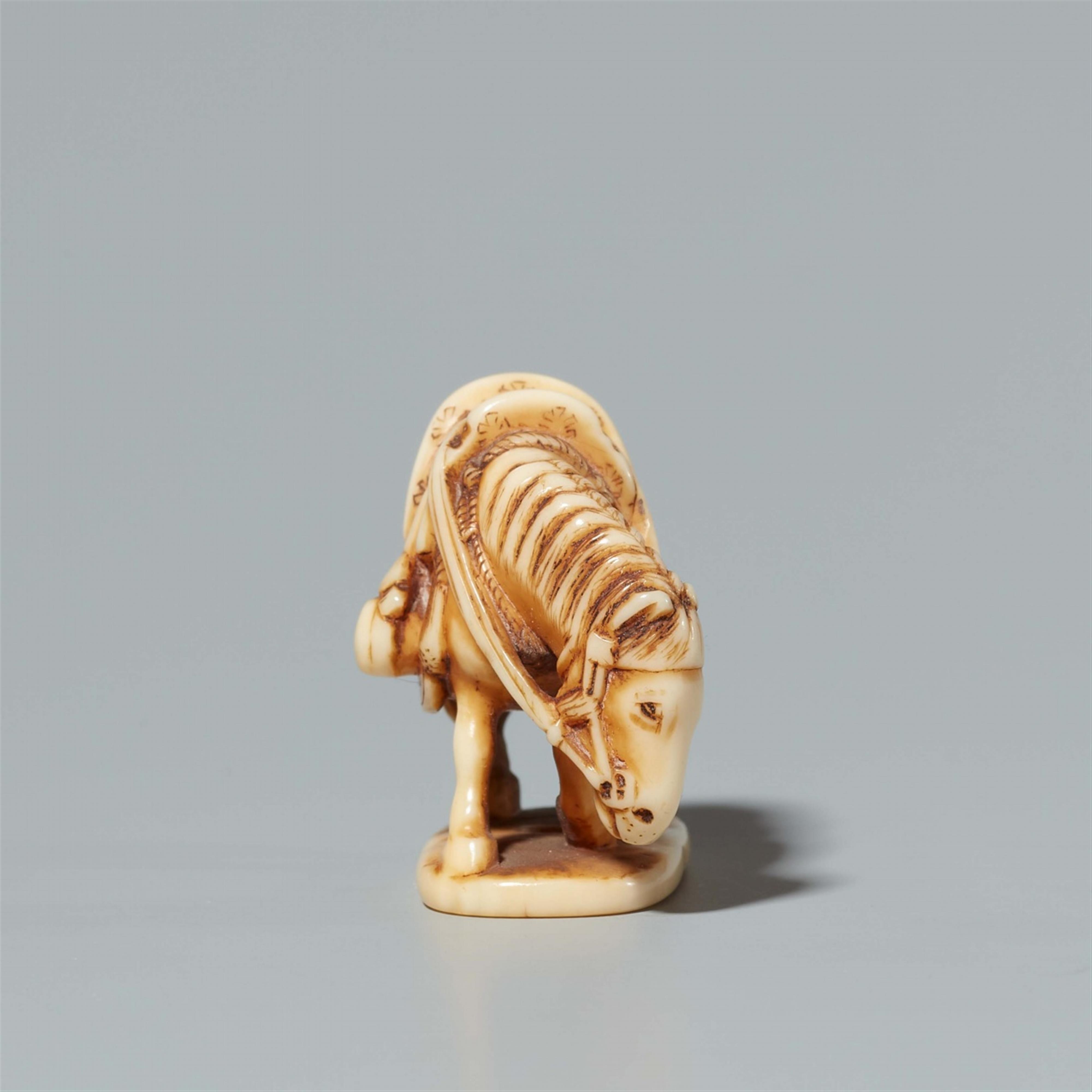 An ivory netsuke of a horse on an oval base. Late 19th century - image-2