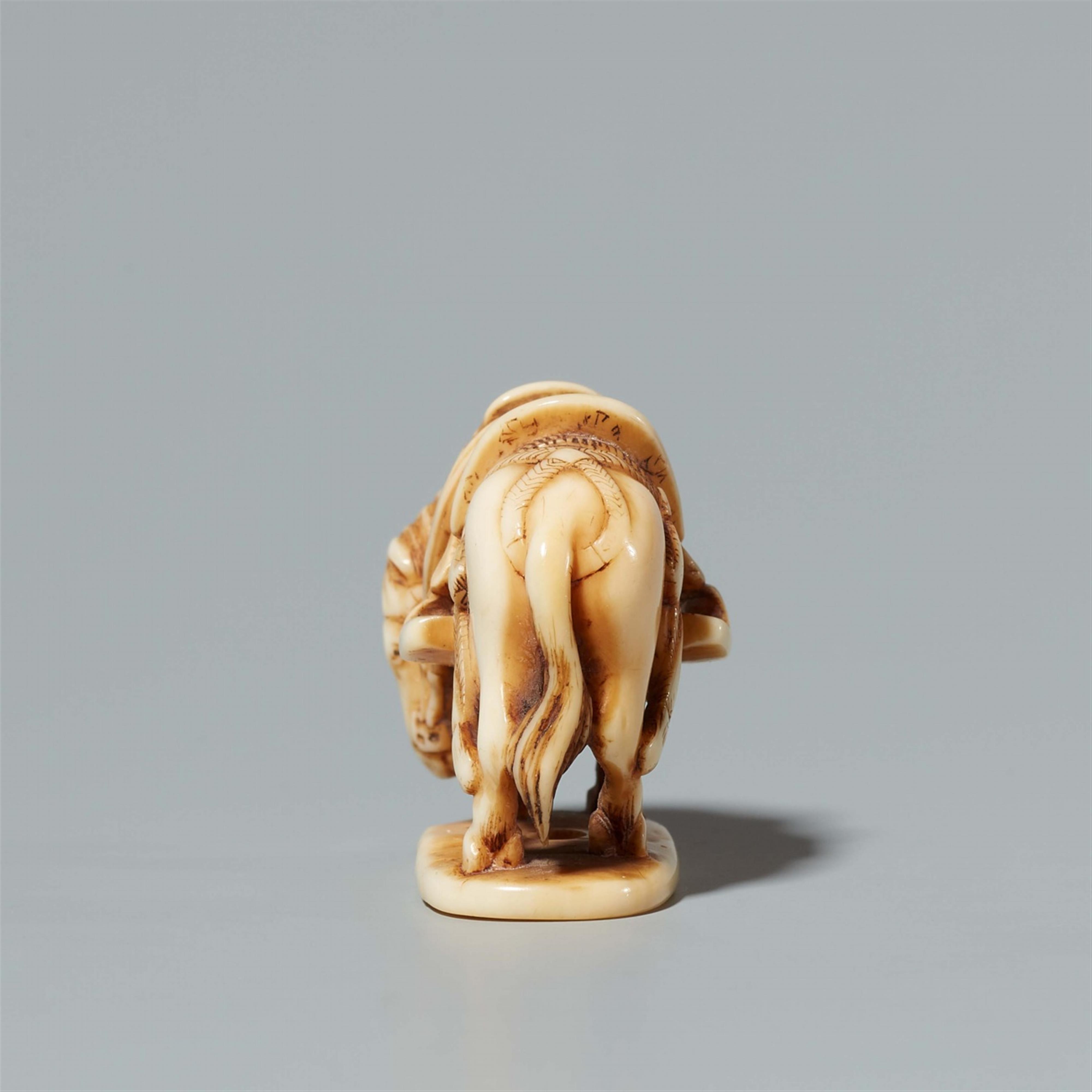 An ivory netsuke of a horse on an oval base. Late 19th century - image-4