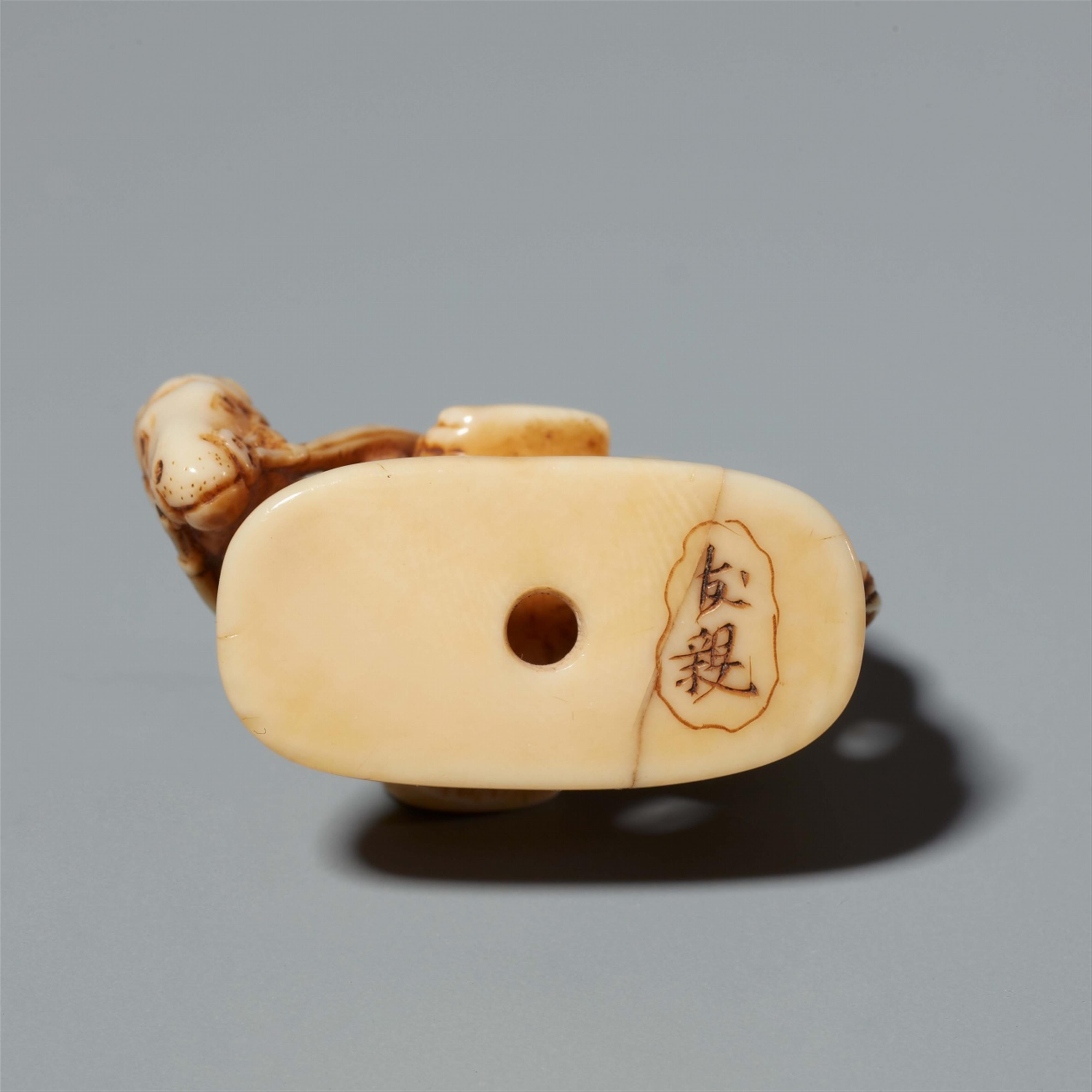 An ivory netsuke of a horse on an oval base. Late 19th century - image-5