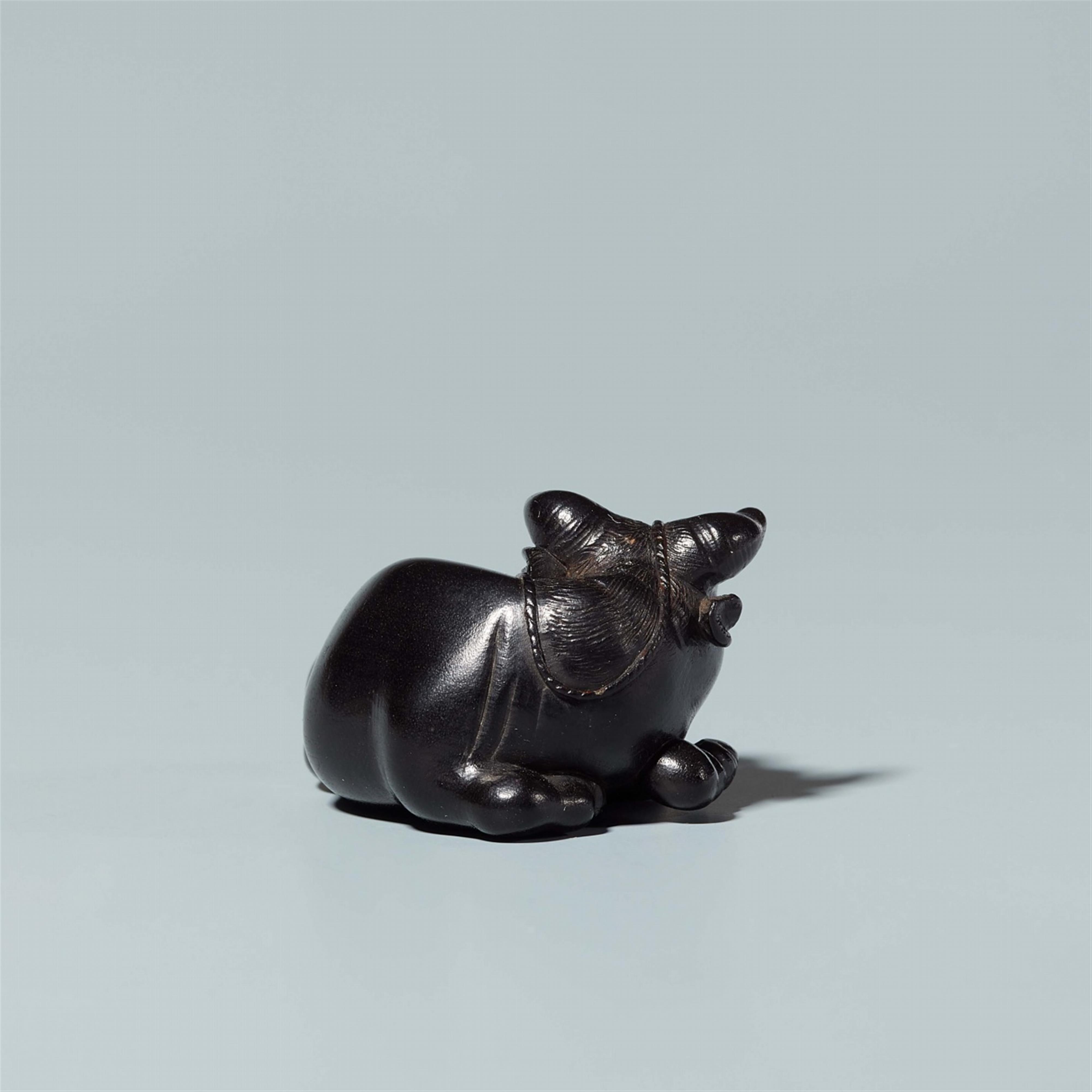 An ebony netsuke of a reclining ox, by Sekiran. Late 19th century - image-4