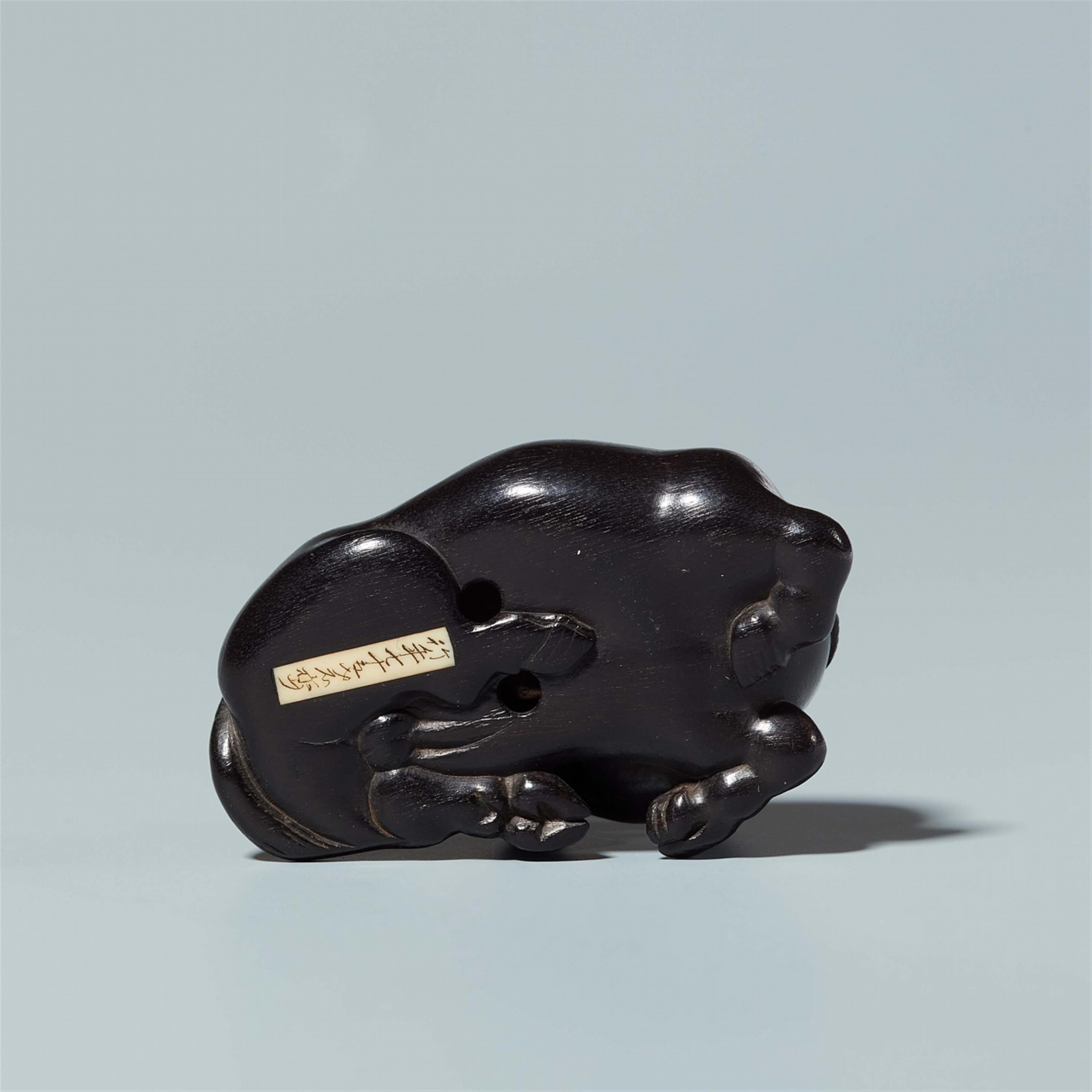 An ebony netsuke of a reclining ox, by Sekiran. Late 19th century - image-5