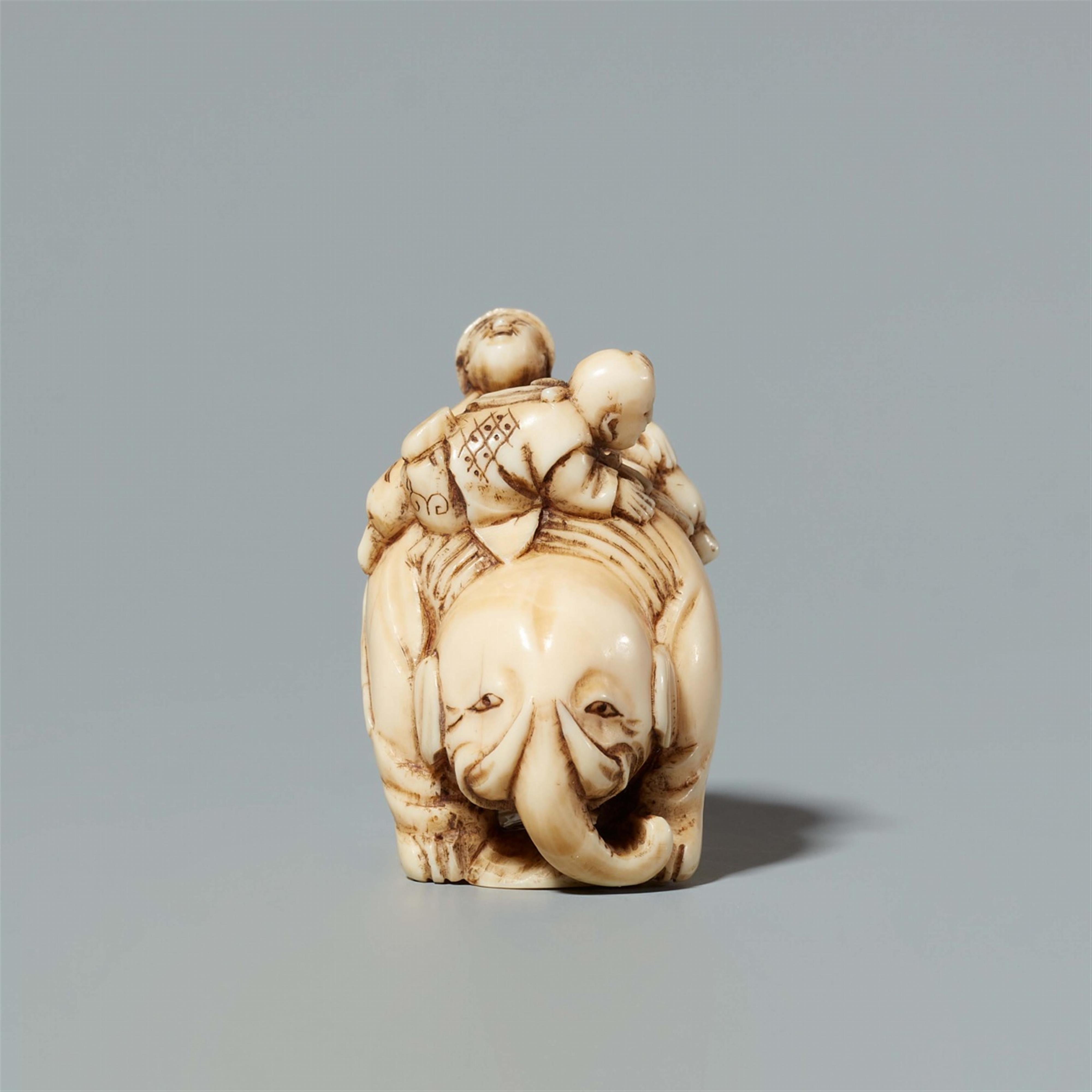 An ivory okimono netsuke of an elephant and boys. Late 19th century - image-3