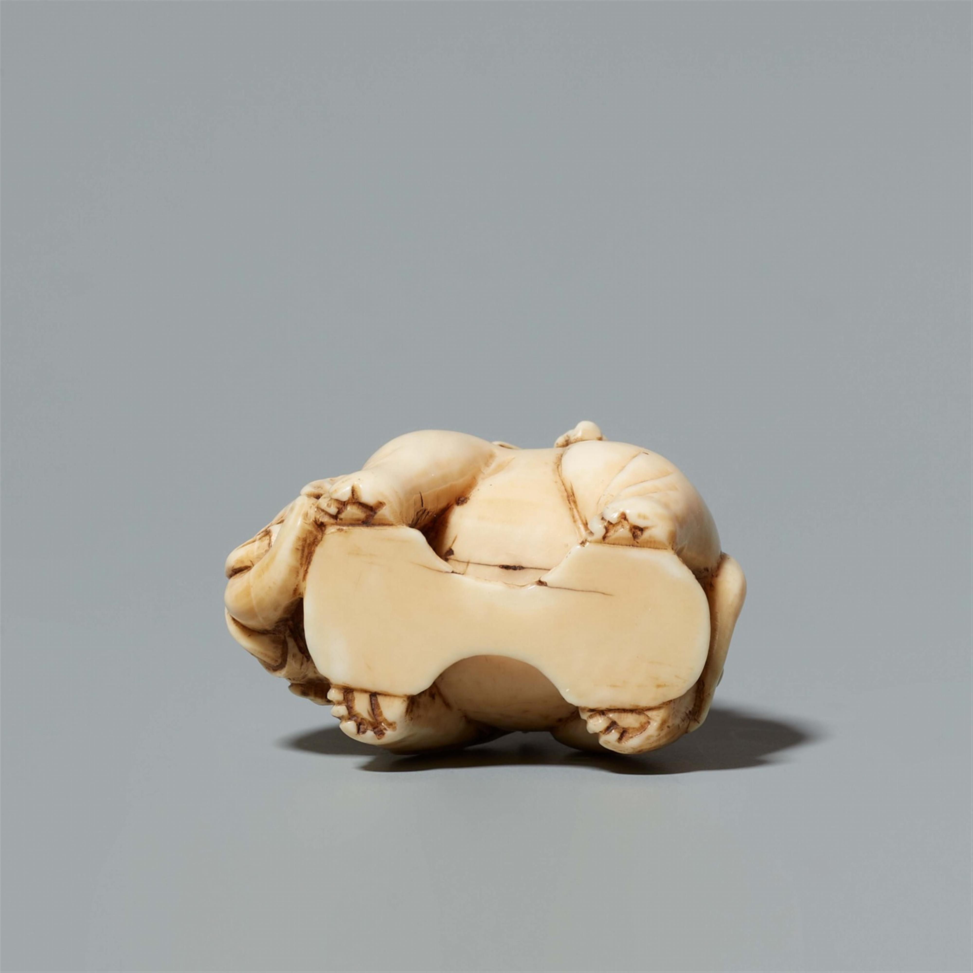 An ivory okimono netsuke of an elephant and boys. Late 19th century - image-5