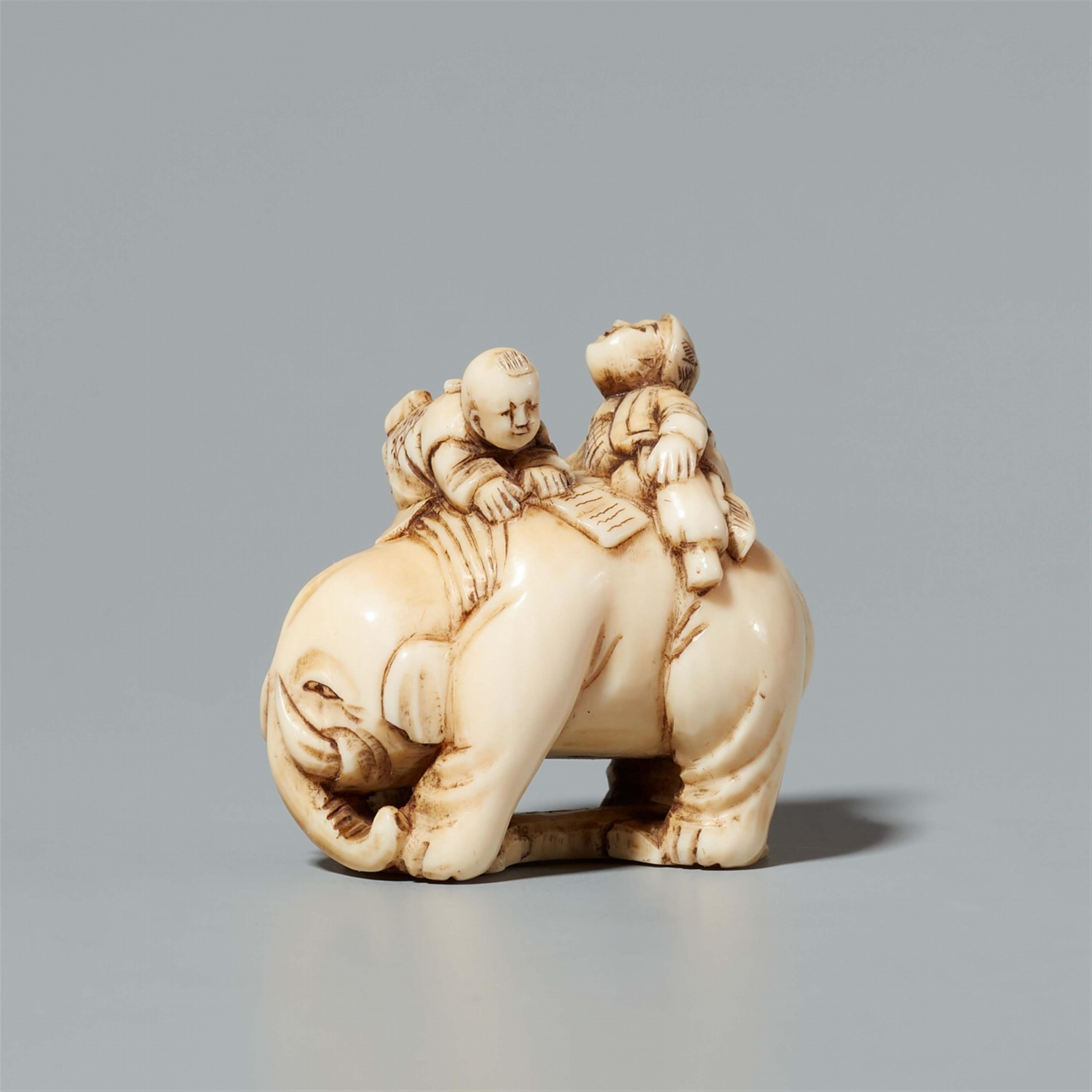 An ivory okimono netsuke of an elephant and boys. Late 19th century - image-1