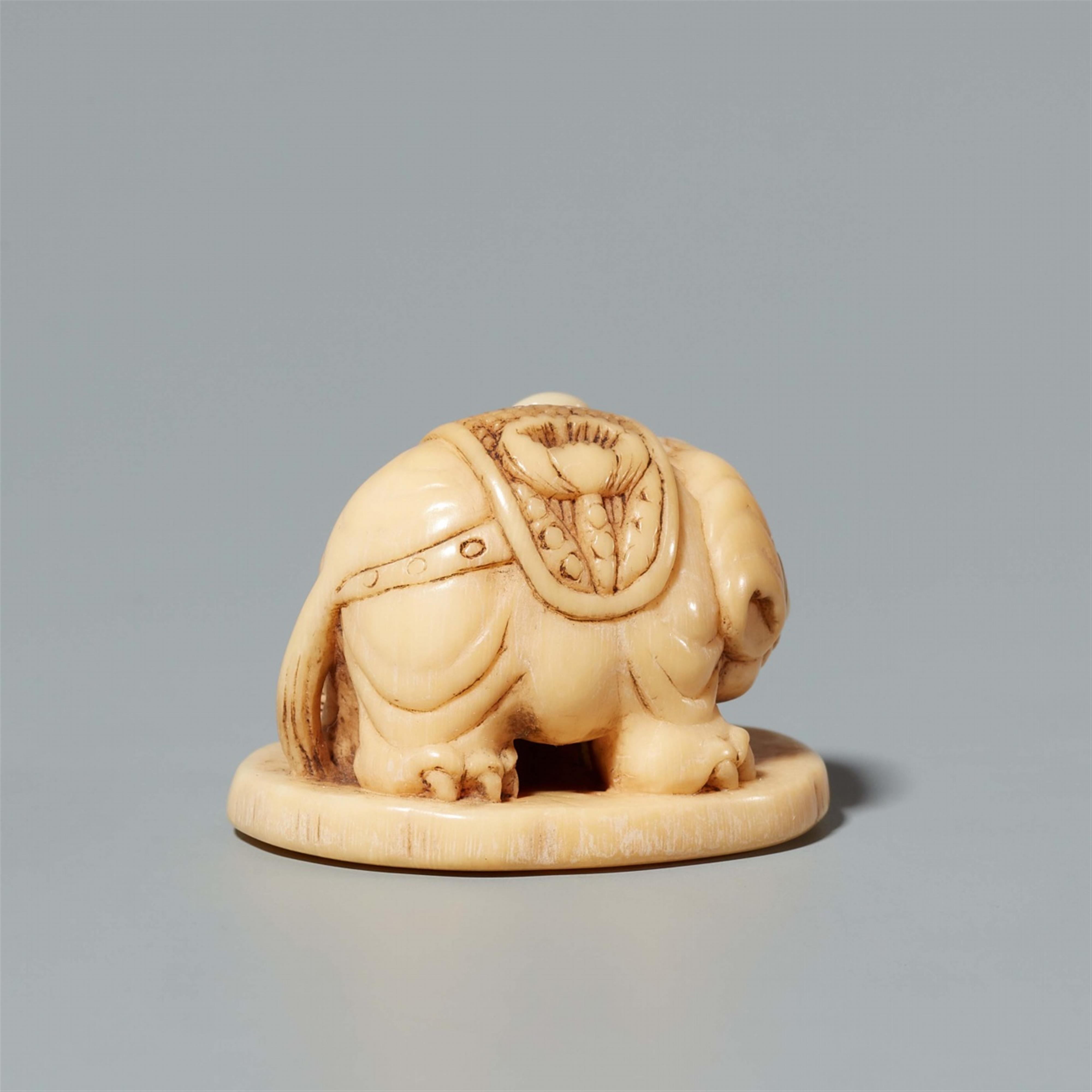 A narwhal netsuke of an elephant with Chinese men. 18th century - image-3