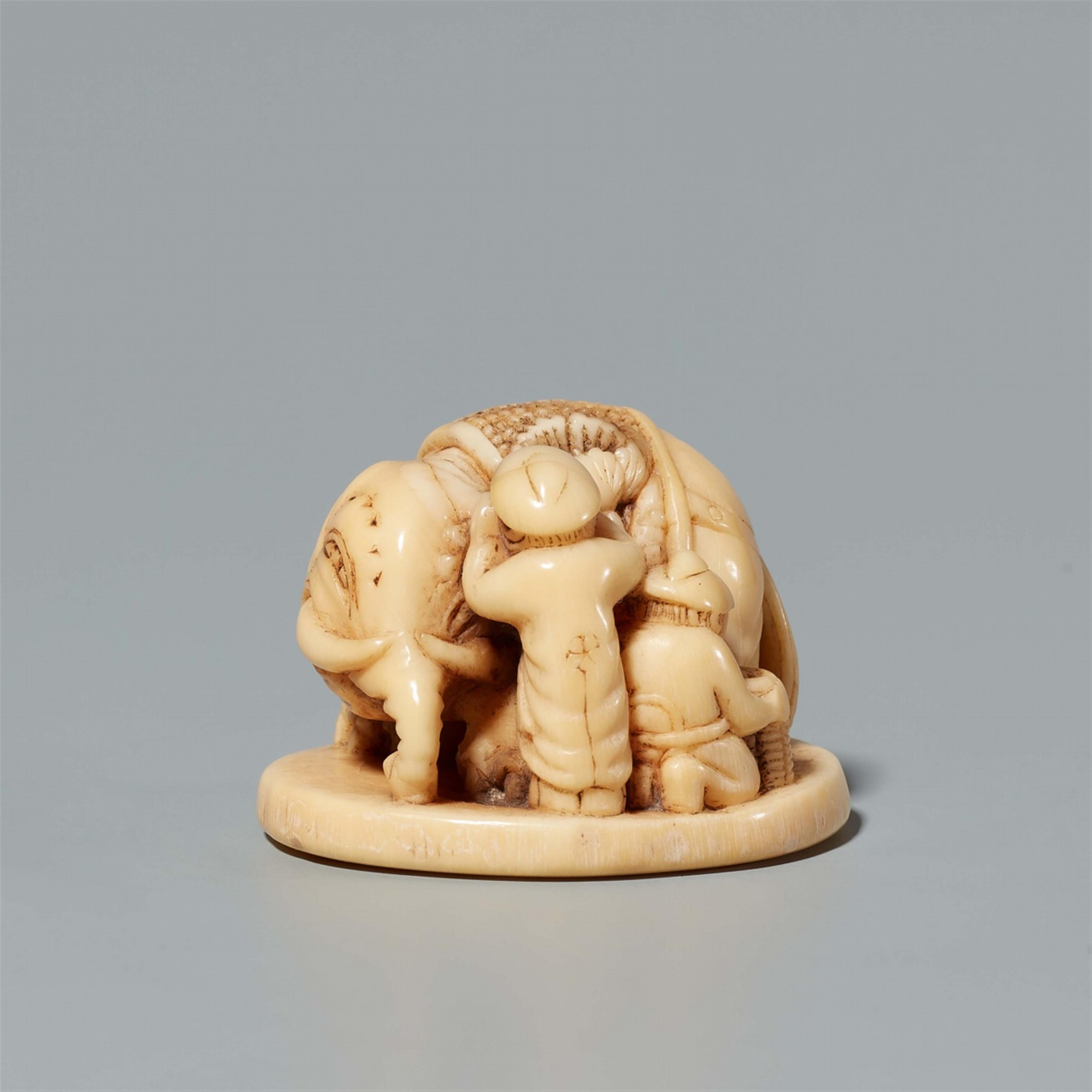 A narwhal netsuke of an elephant with Chinese men. 18th century - image-1