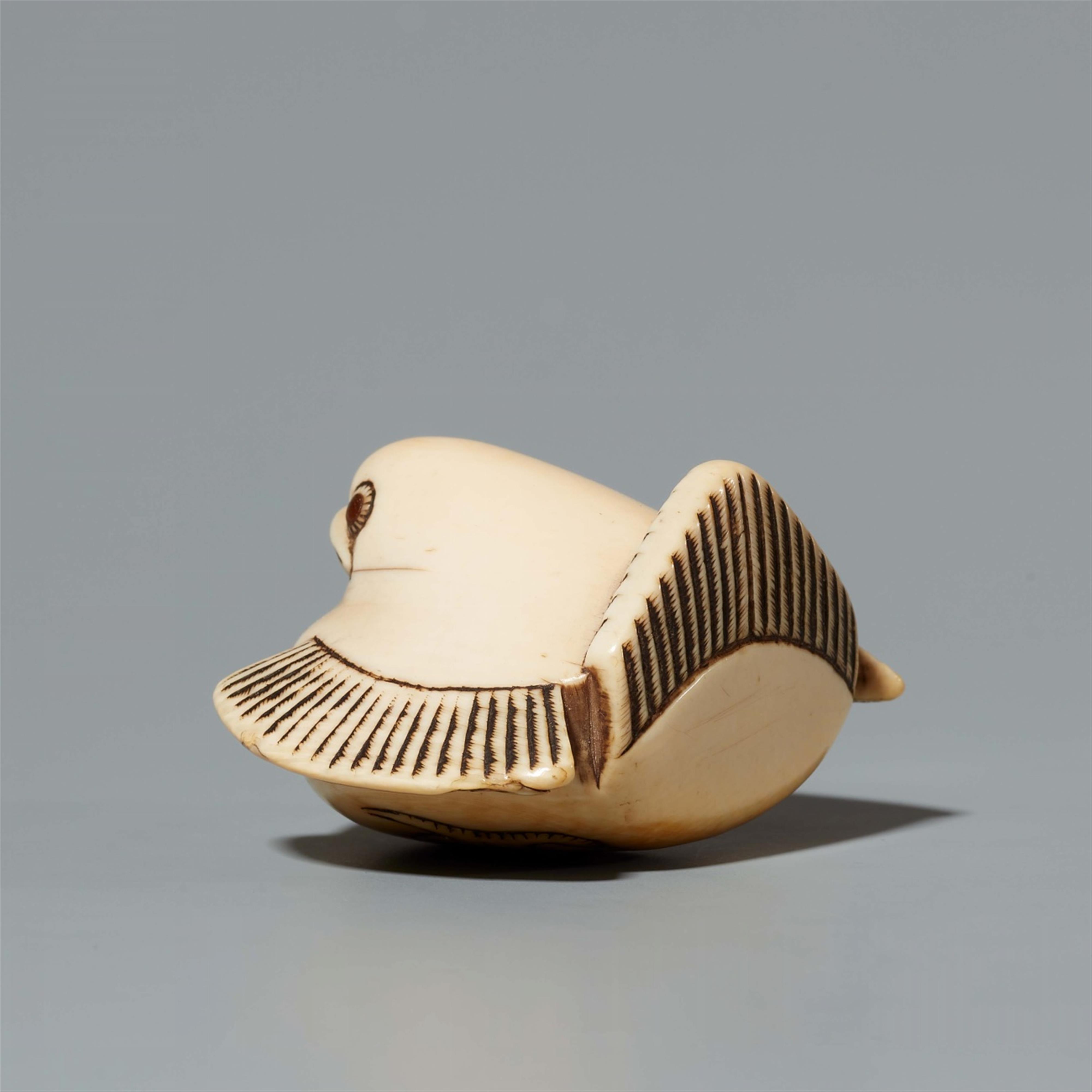 An ivory netsuke of a sparrow. Early 19th century - image-3