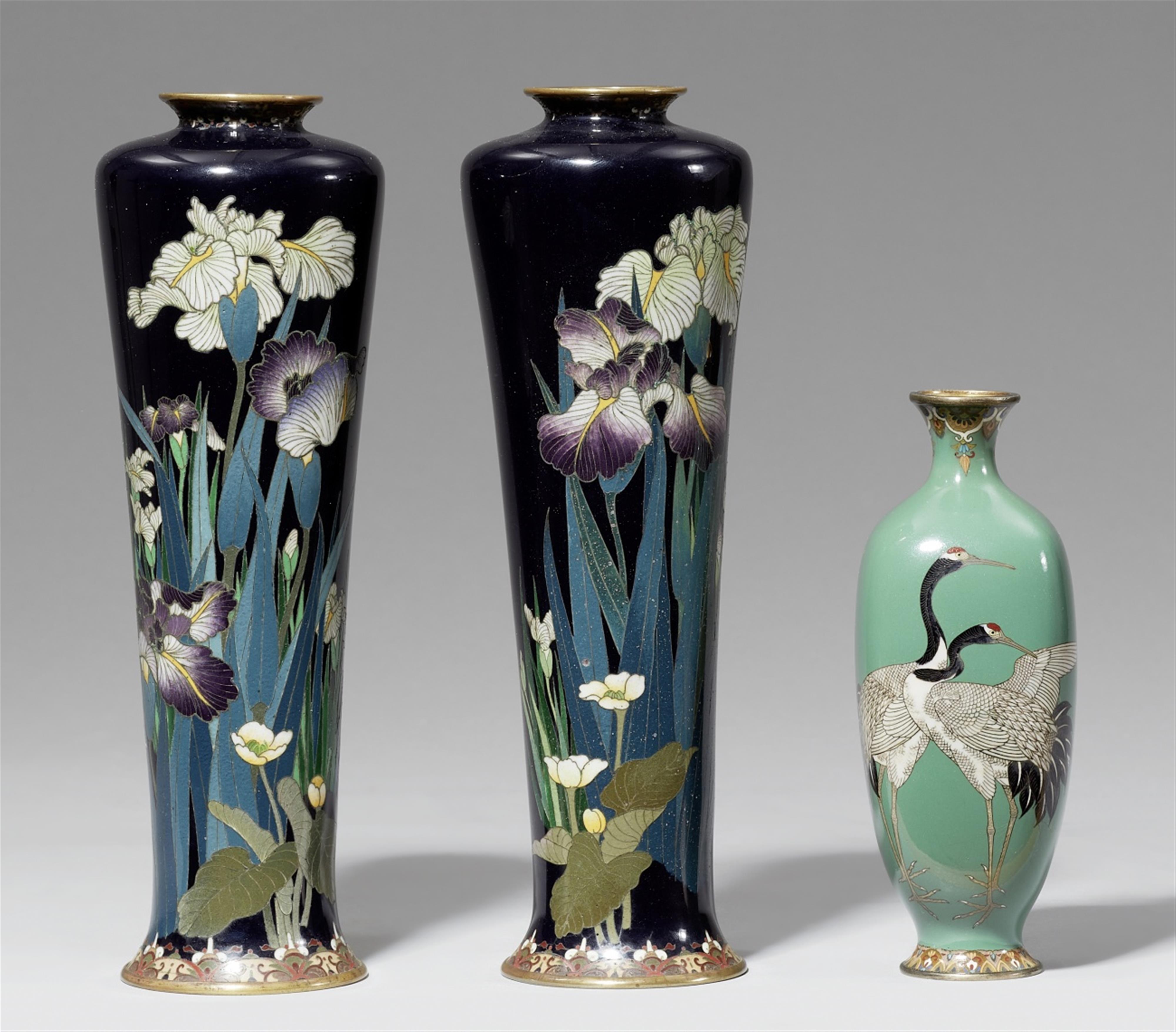 Paar Vasen und eine kleinere Vase. Email cloisonné. Spätes 19. Jh - image-1