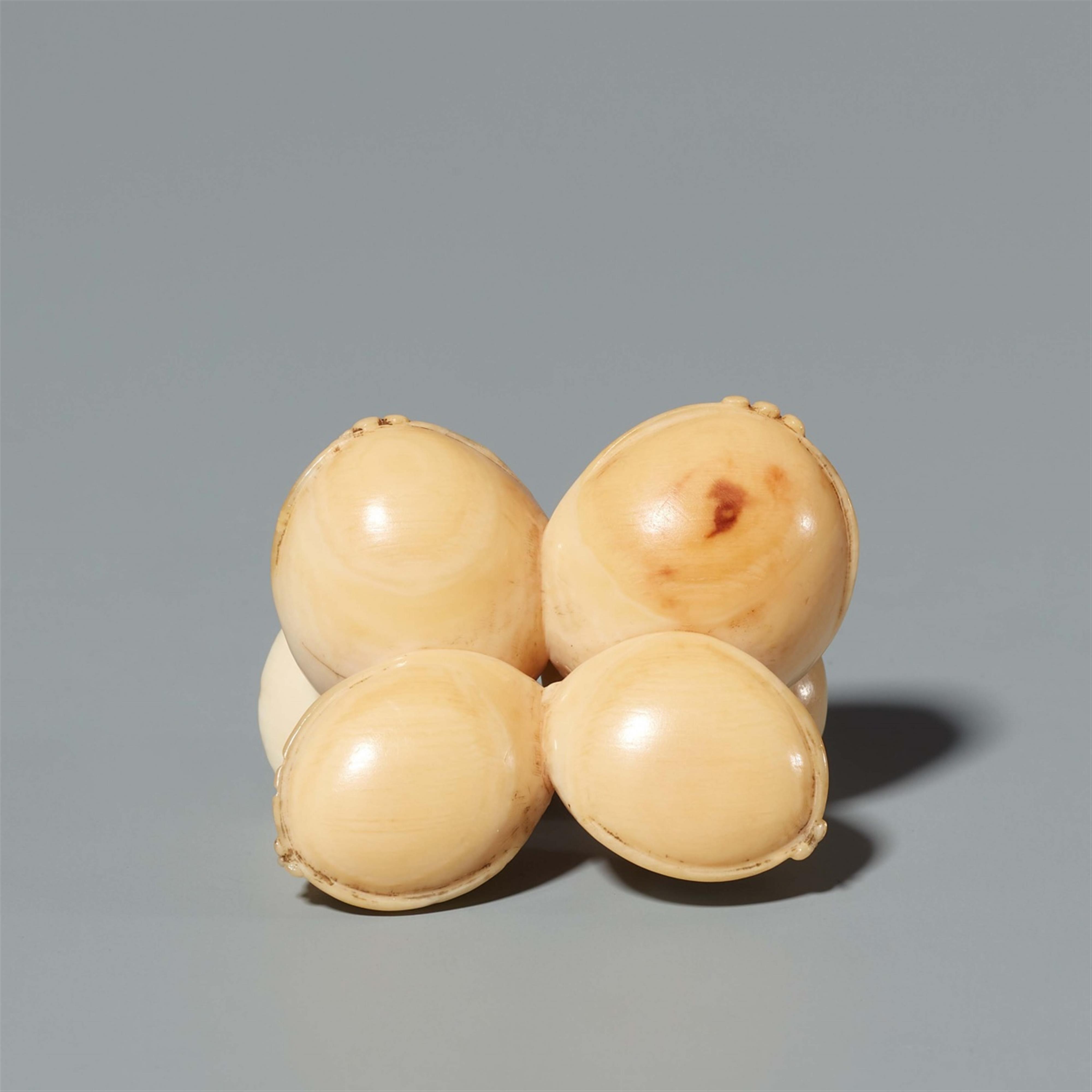 An ivory netsuke of six gingko nuts. Early 19th century - image-5