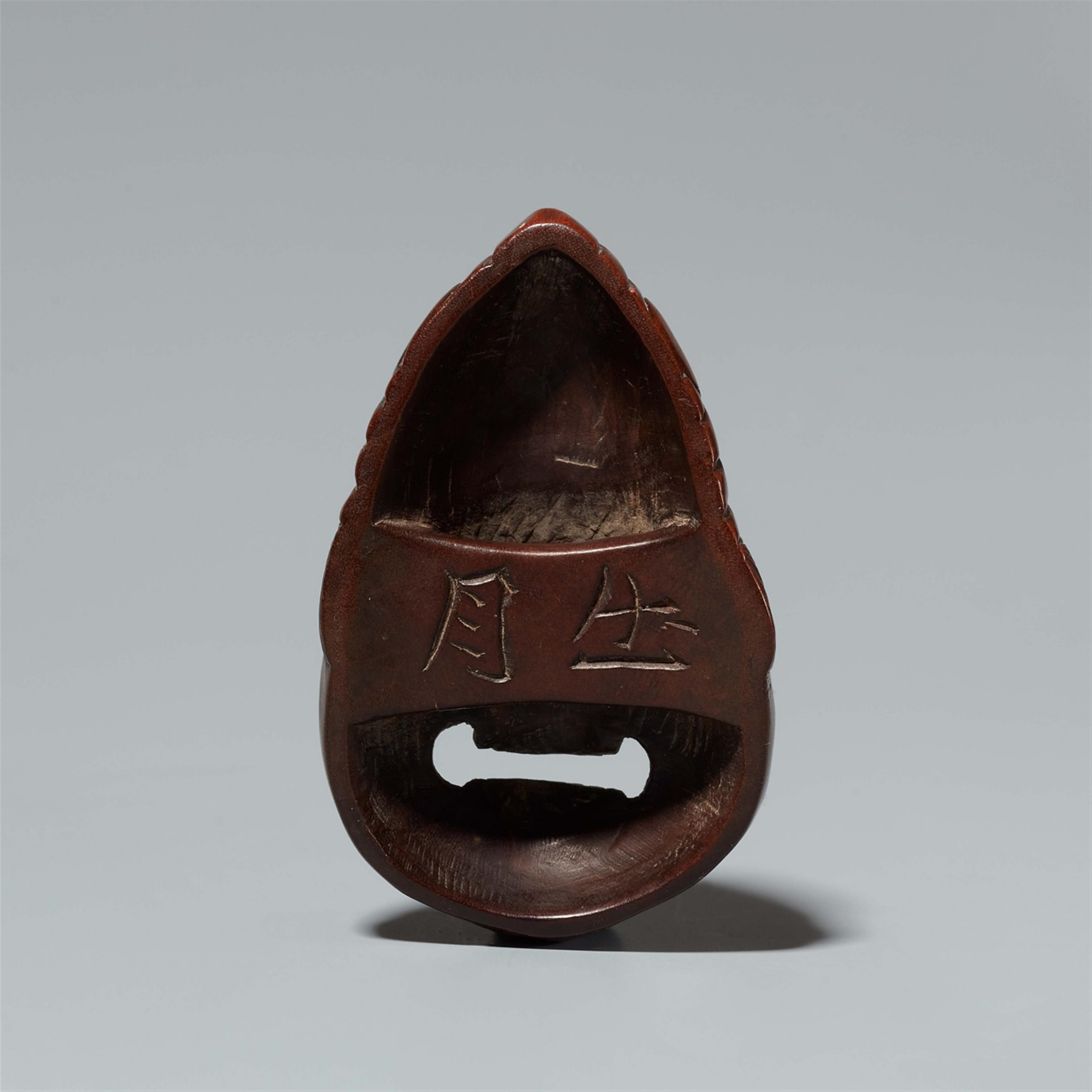 A wood mask netsuke, by Getshusho. First half 19th century - image-2