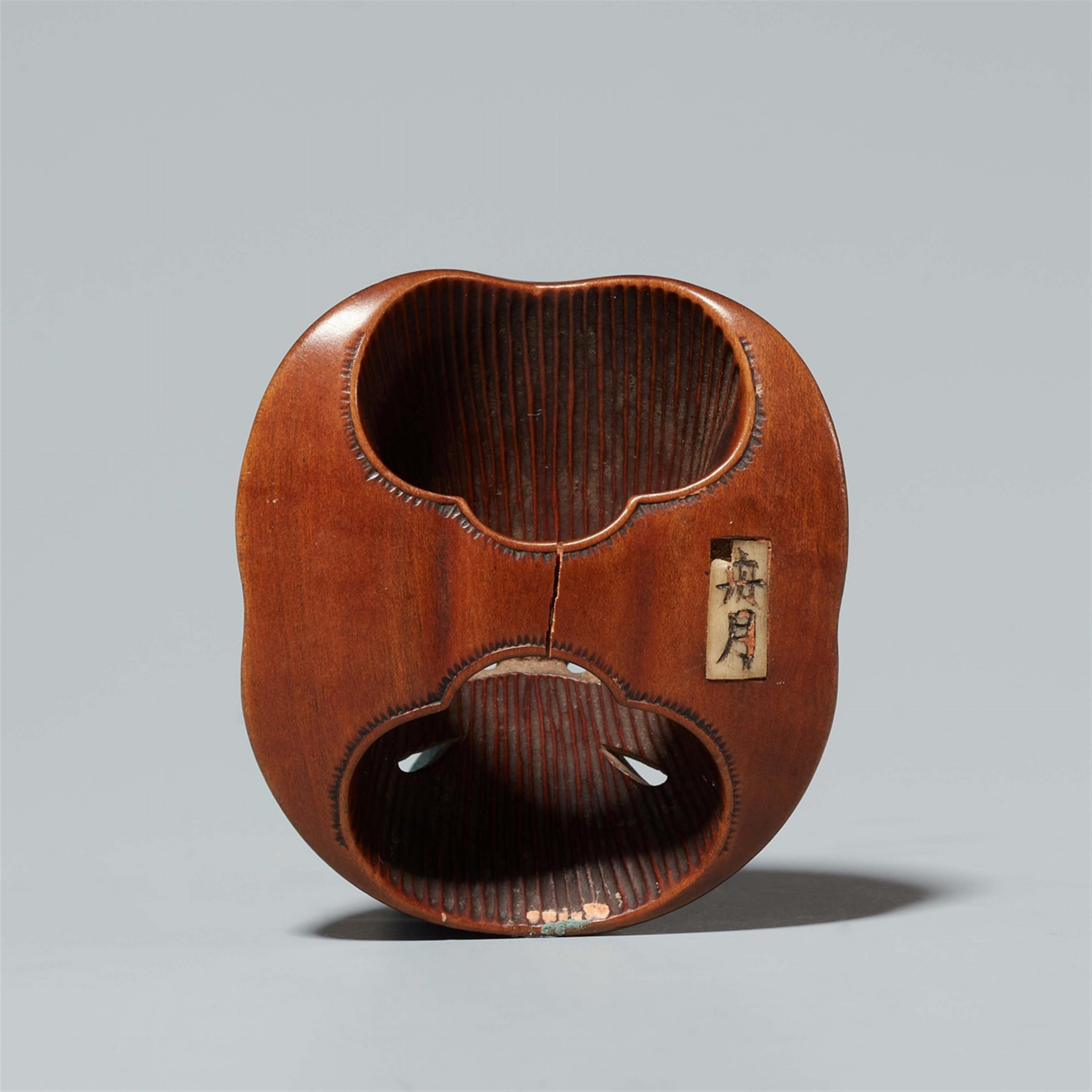A boxwood and ivory netsuke of a mask of a kamifuki player. Late 19th century - image-2