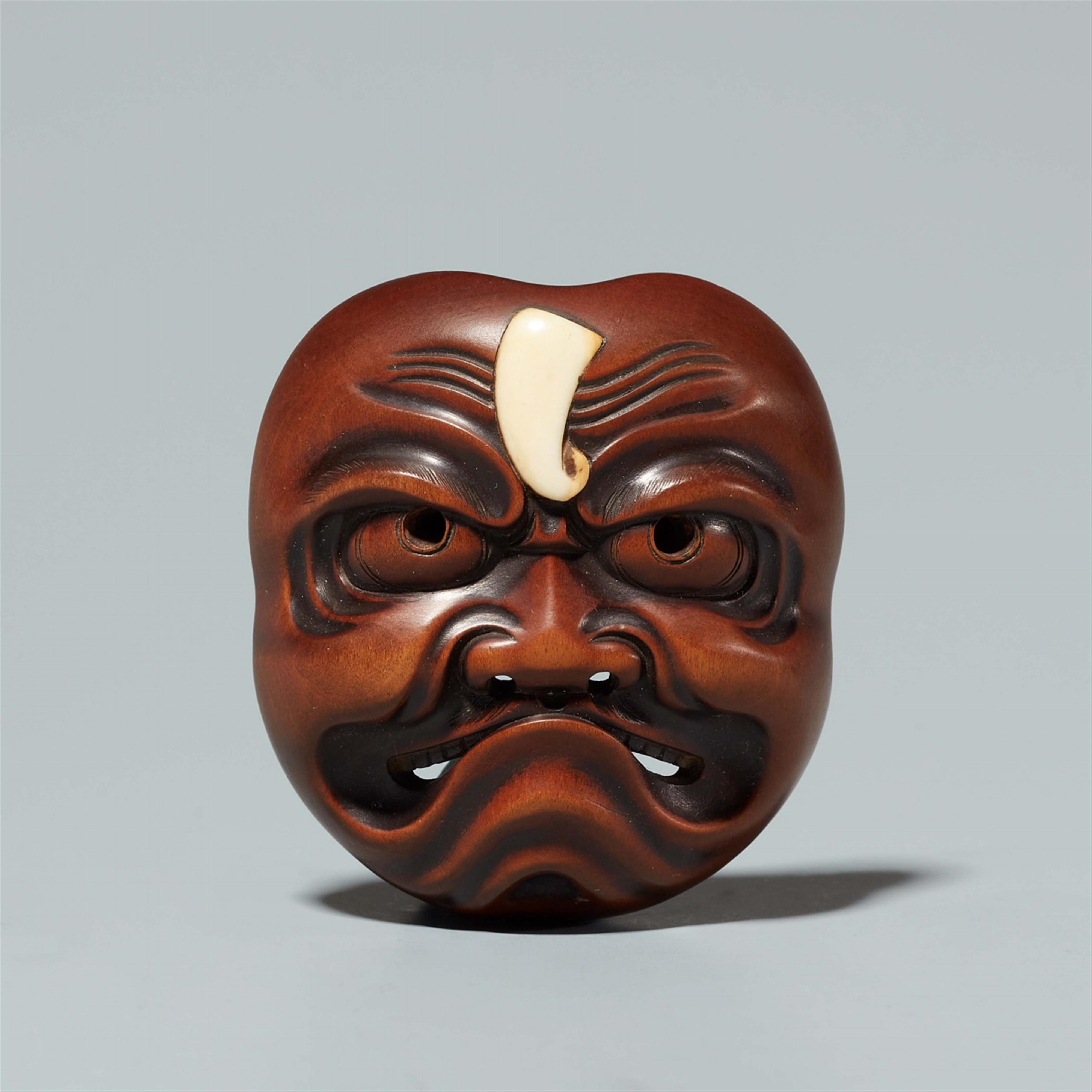 Maske eines kamifuki-Spielers. Buchsbaum und Elfenbein. Spätes 19. Jh. - image-1