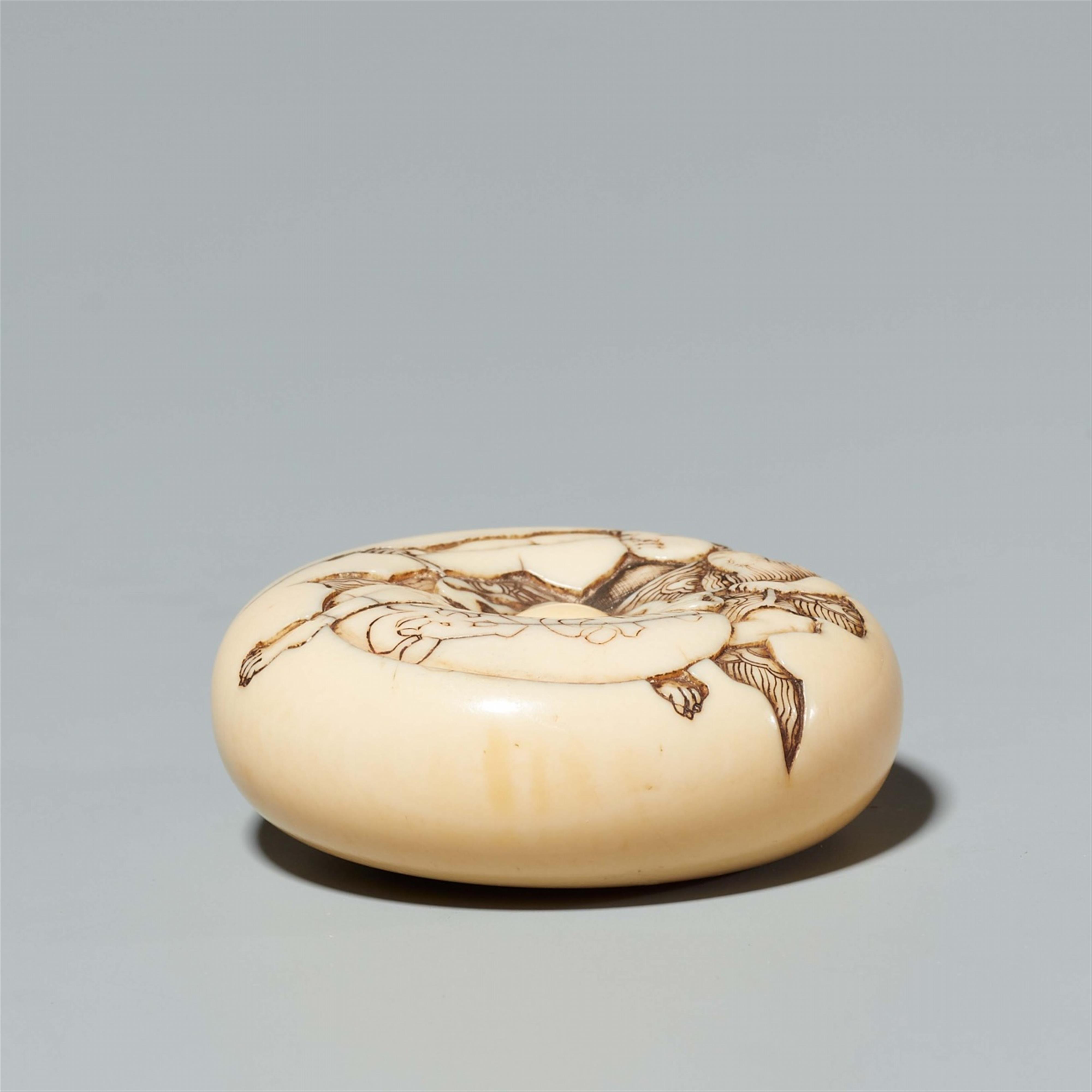 An ivory manjû. Mid-19th century - image-4