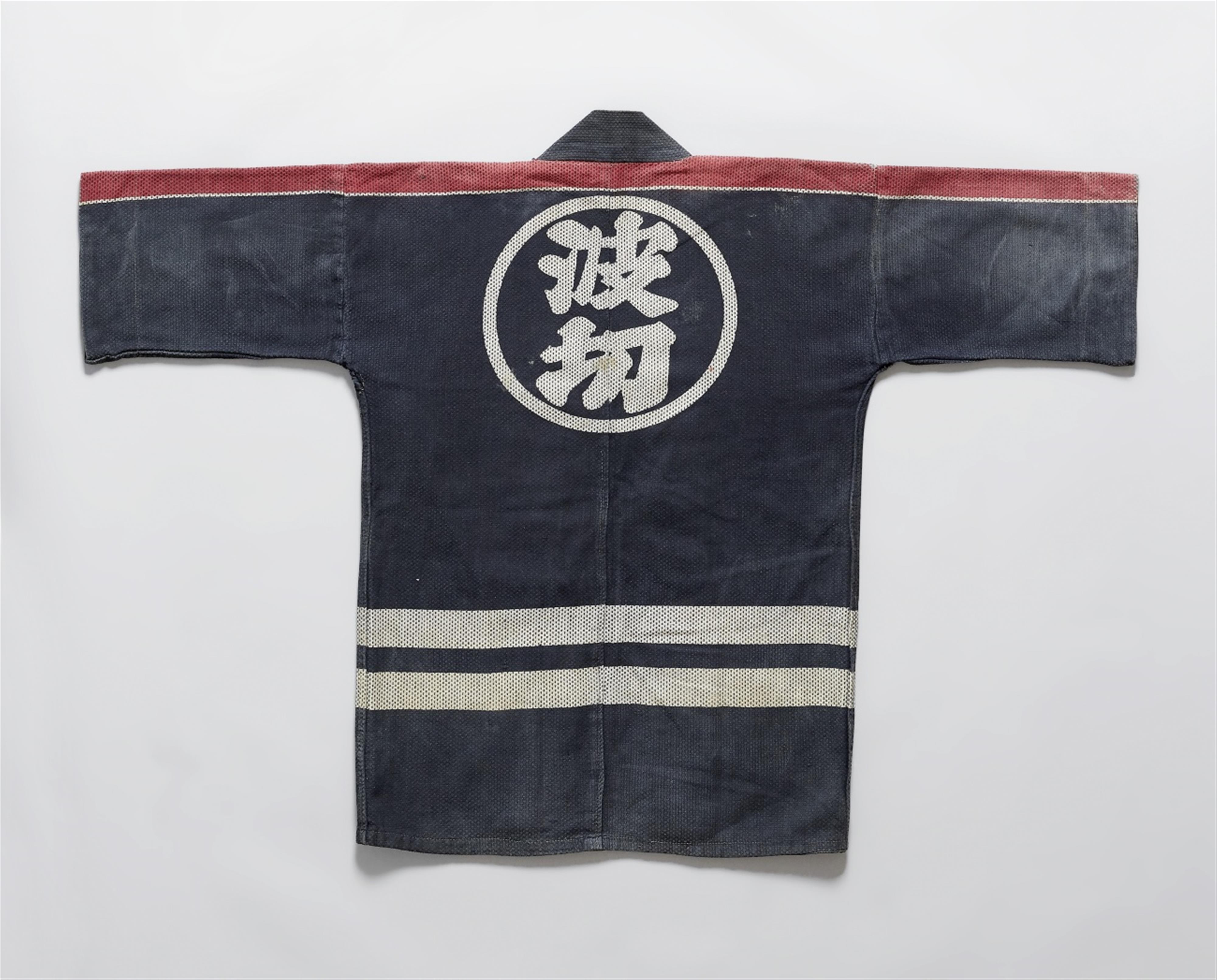 A quilted cotton fireman’s jacket (hikeshi hanten). Around 1900 - image-1