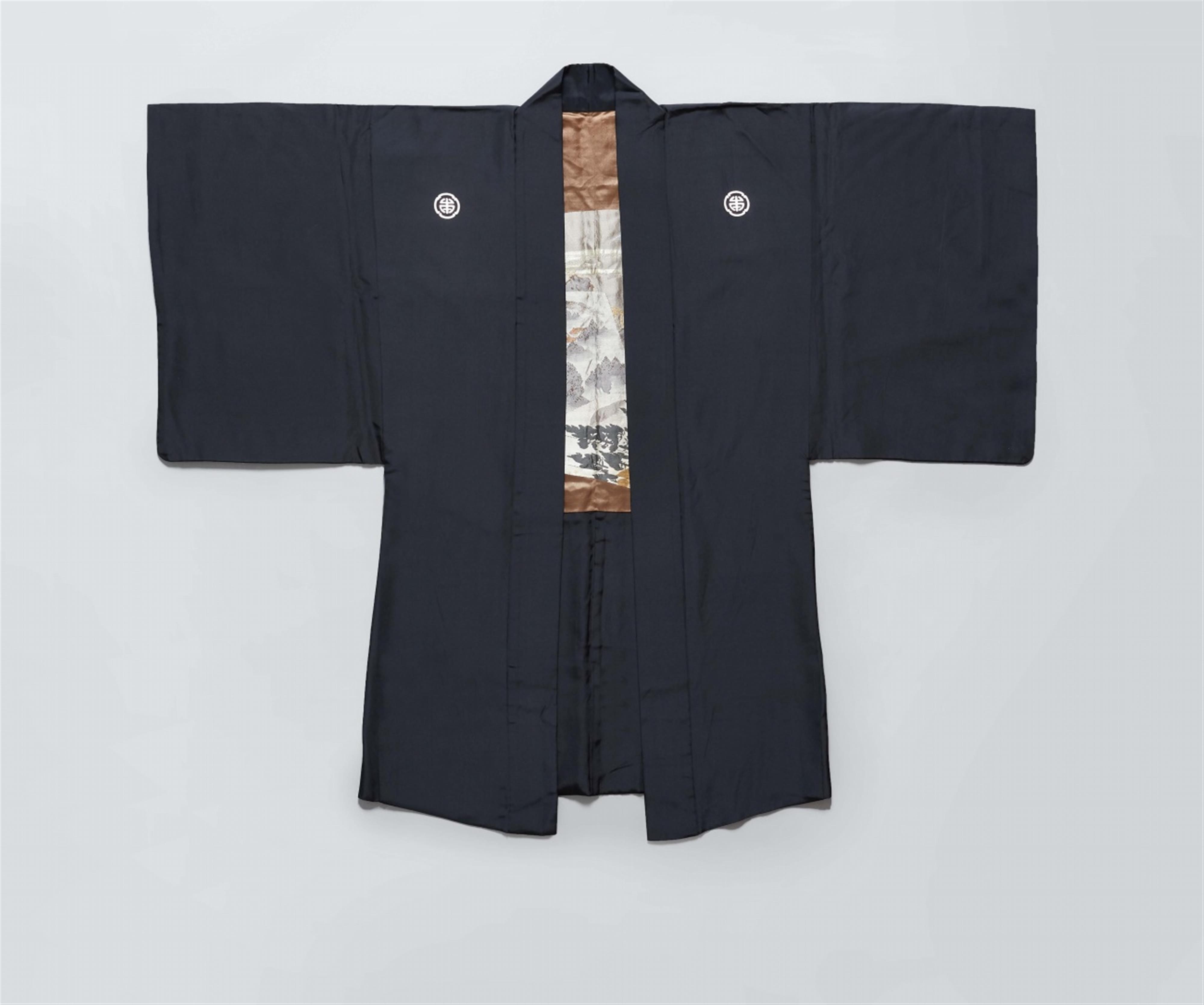 Two black silk jackets, each with five family crests (montsuki haori) for formal occasions. Early 20th century - image-4