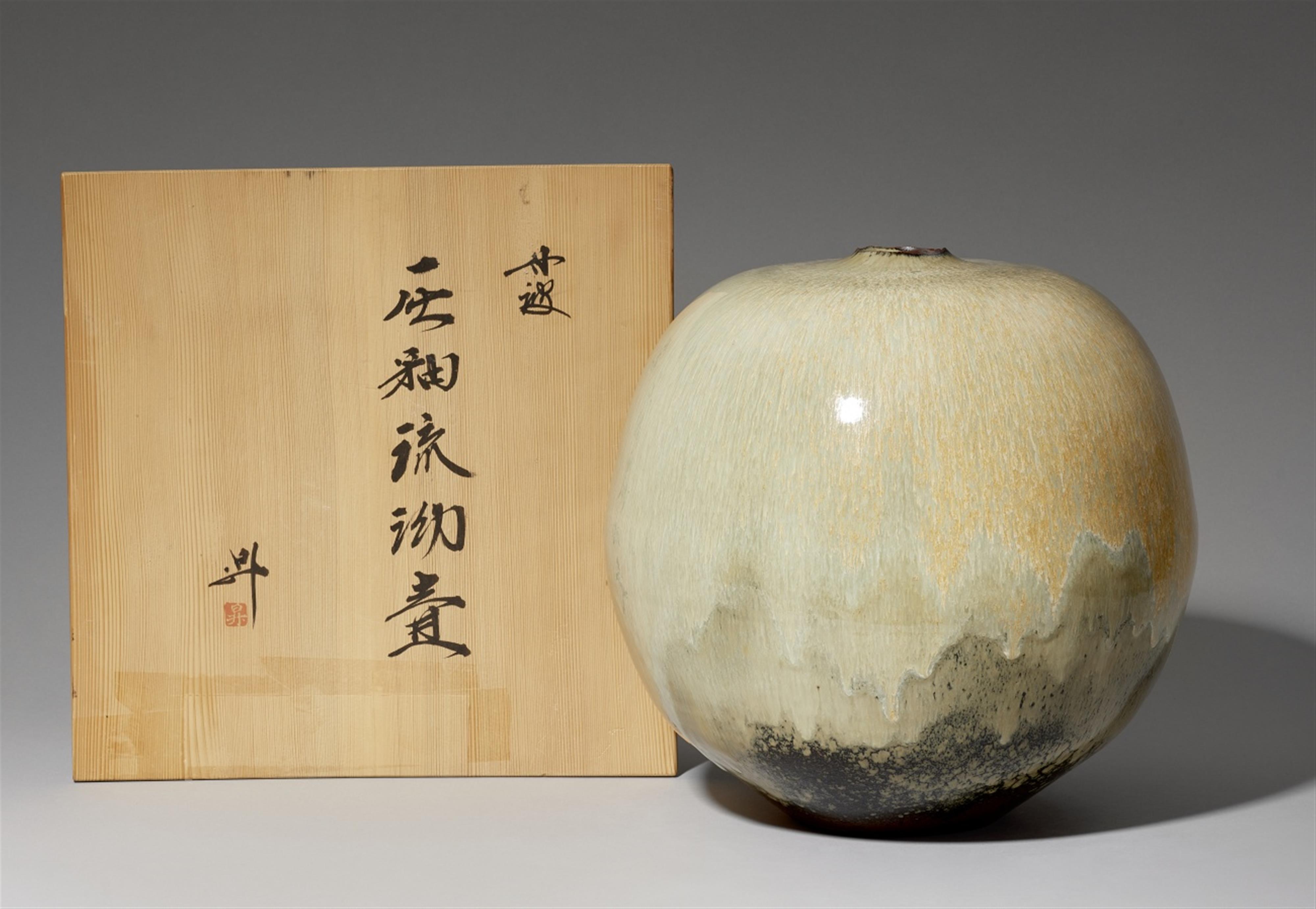 A globular Tanba vase, by Ôkami Noboru (1929-2002). Tanba-Sasayama, Hyôgo prefecture. Ca. 1990 - image-1
