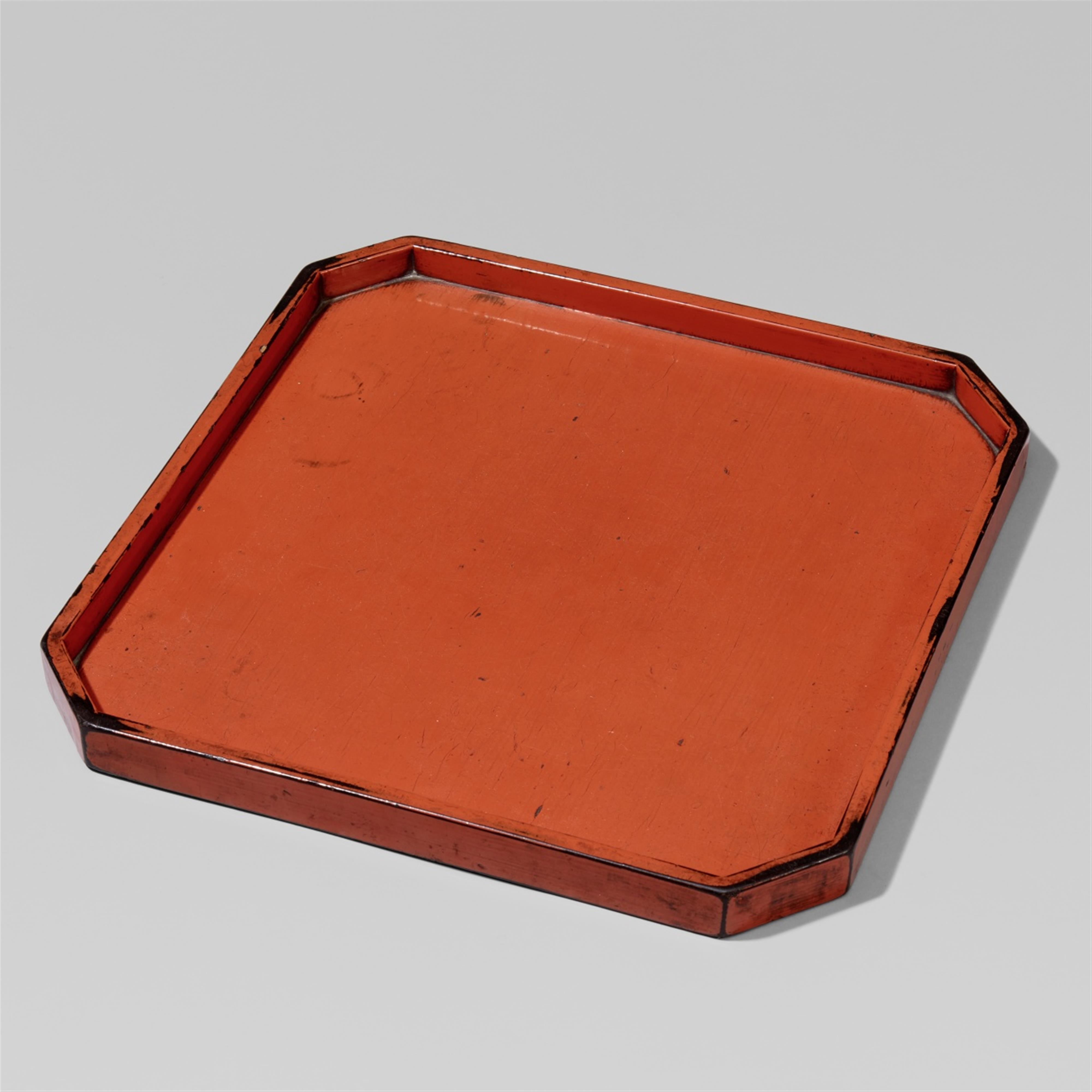 A Negoro lacquer and wood serving tray with angled corners (sumikire oshiki). 16th/17th century - image-1