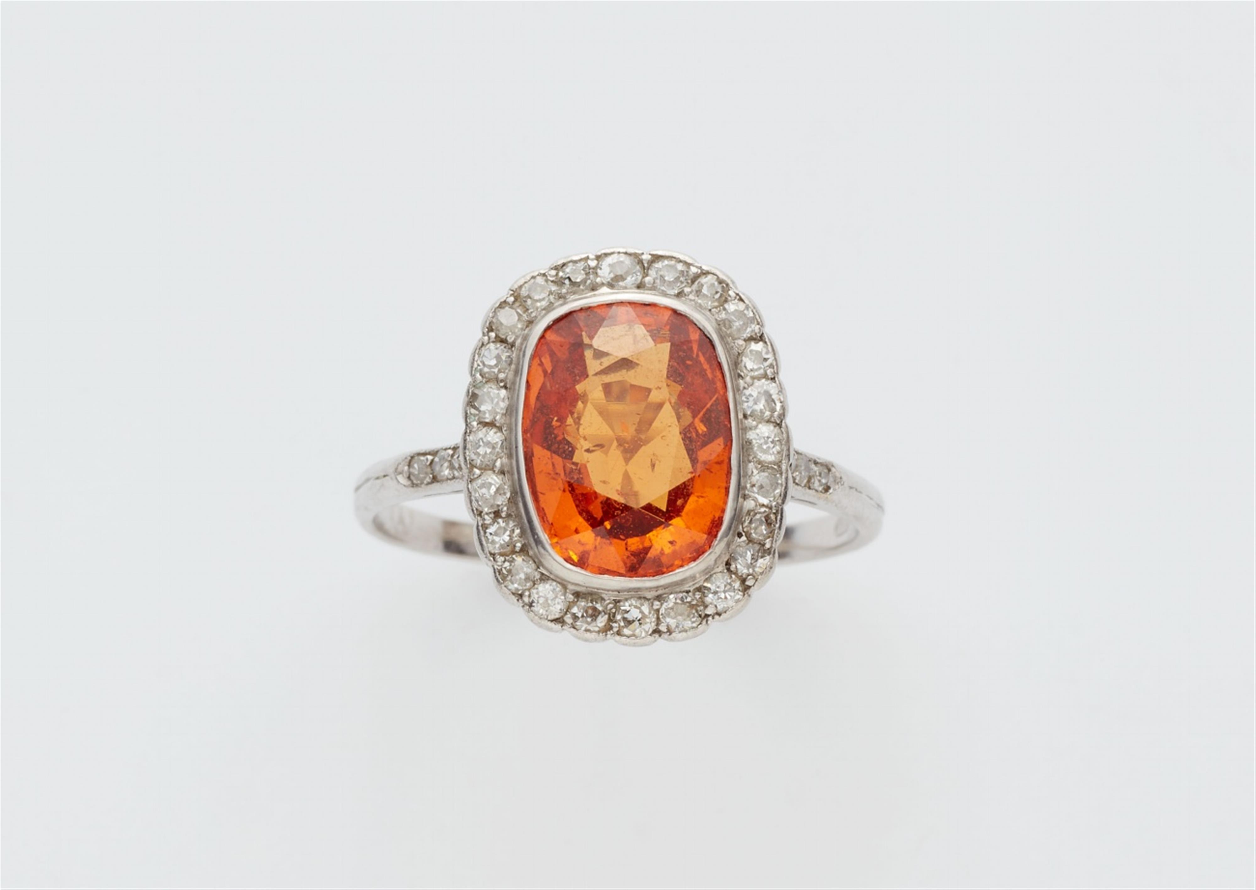 A platinum Mandarin garnet ring - image-1