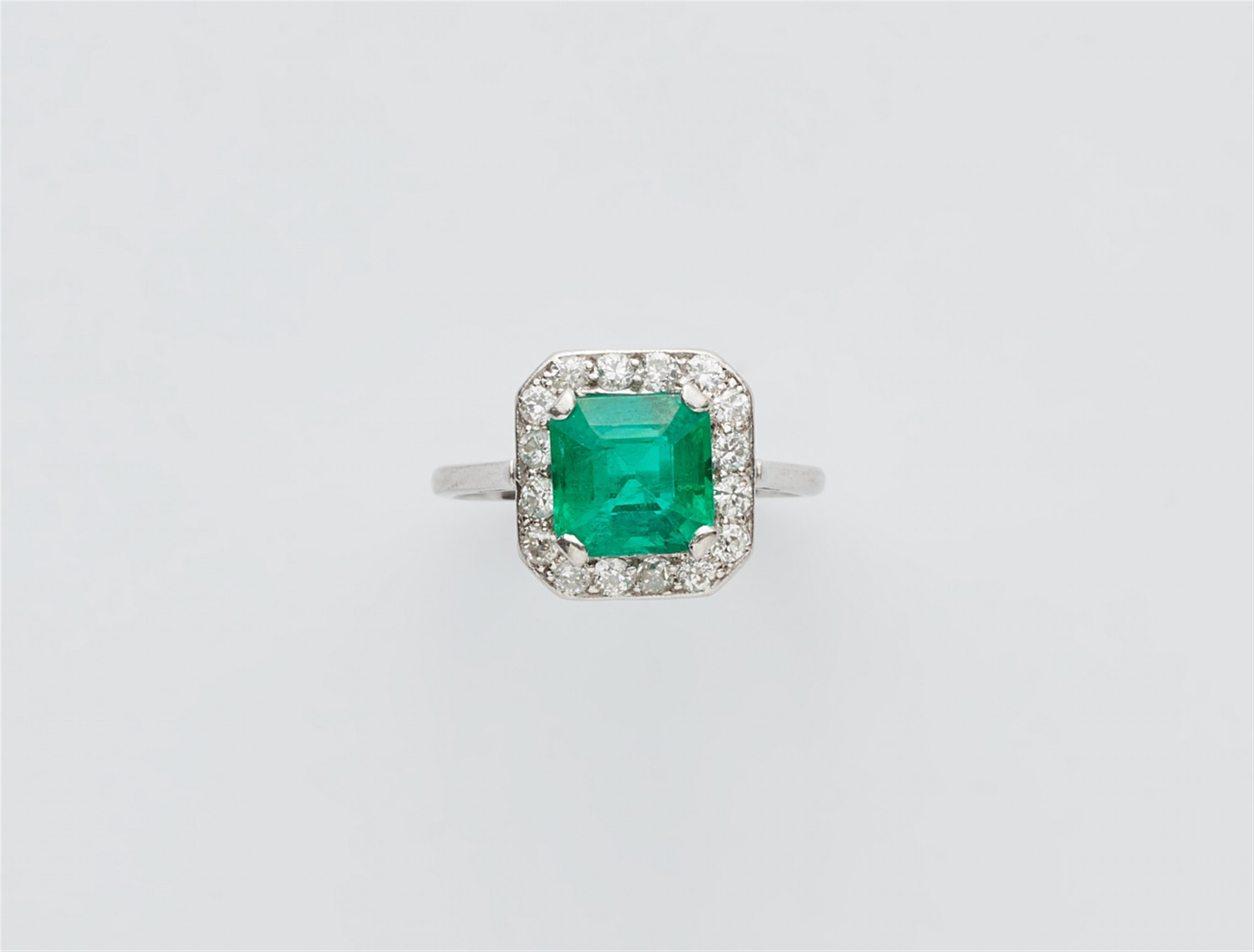 A platinum Colombian emerald ring - image-1