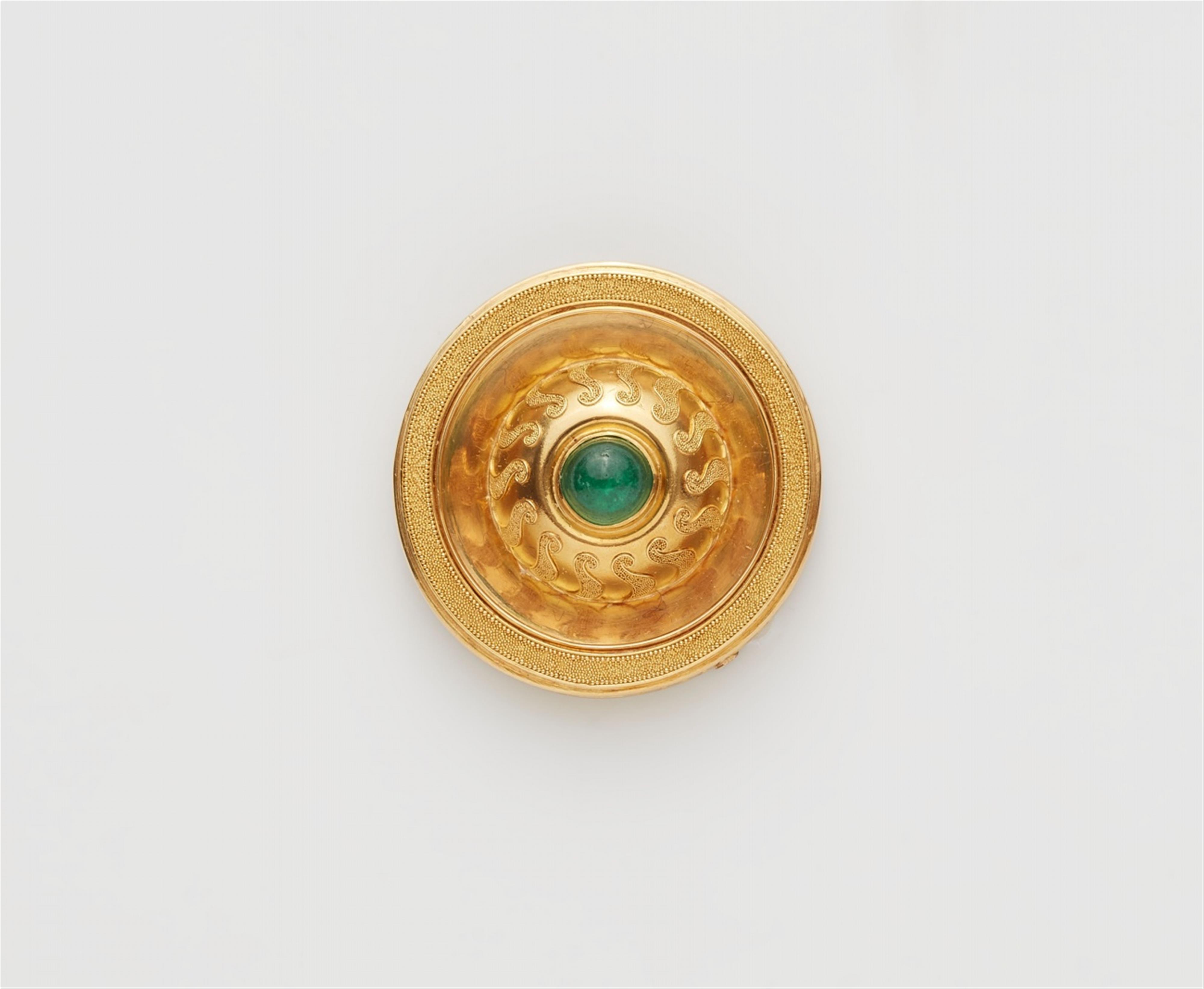 A 14k gold granulation emerald brooch - image-1