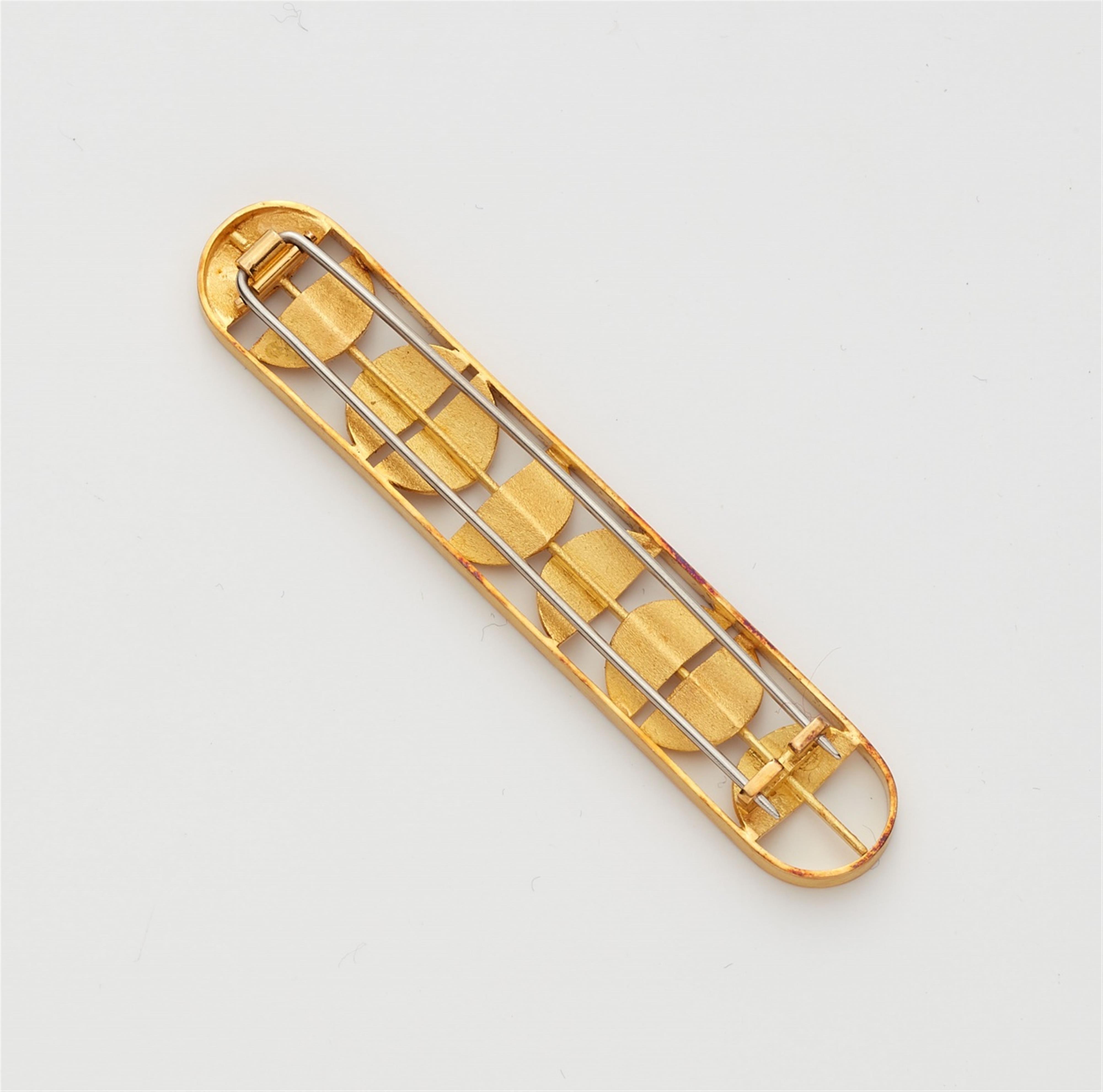 An 18k gold brooch - image-2