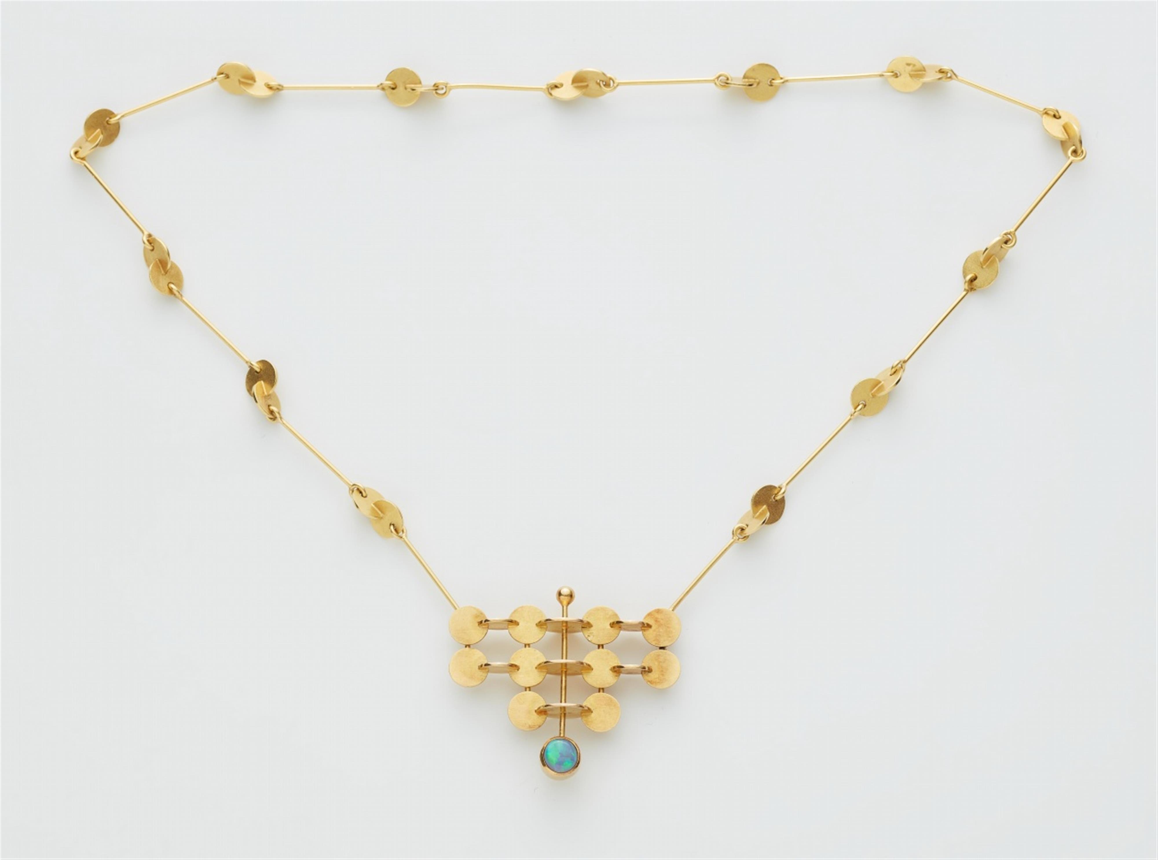 An 18k gold opal necklace - image-1