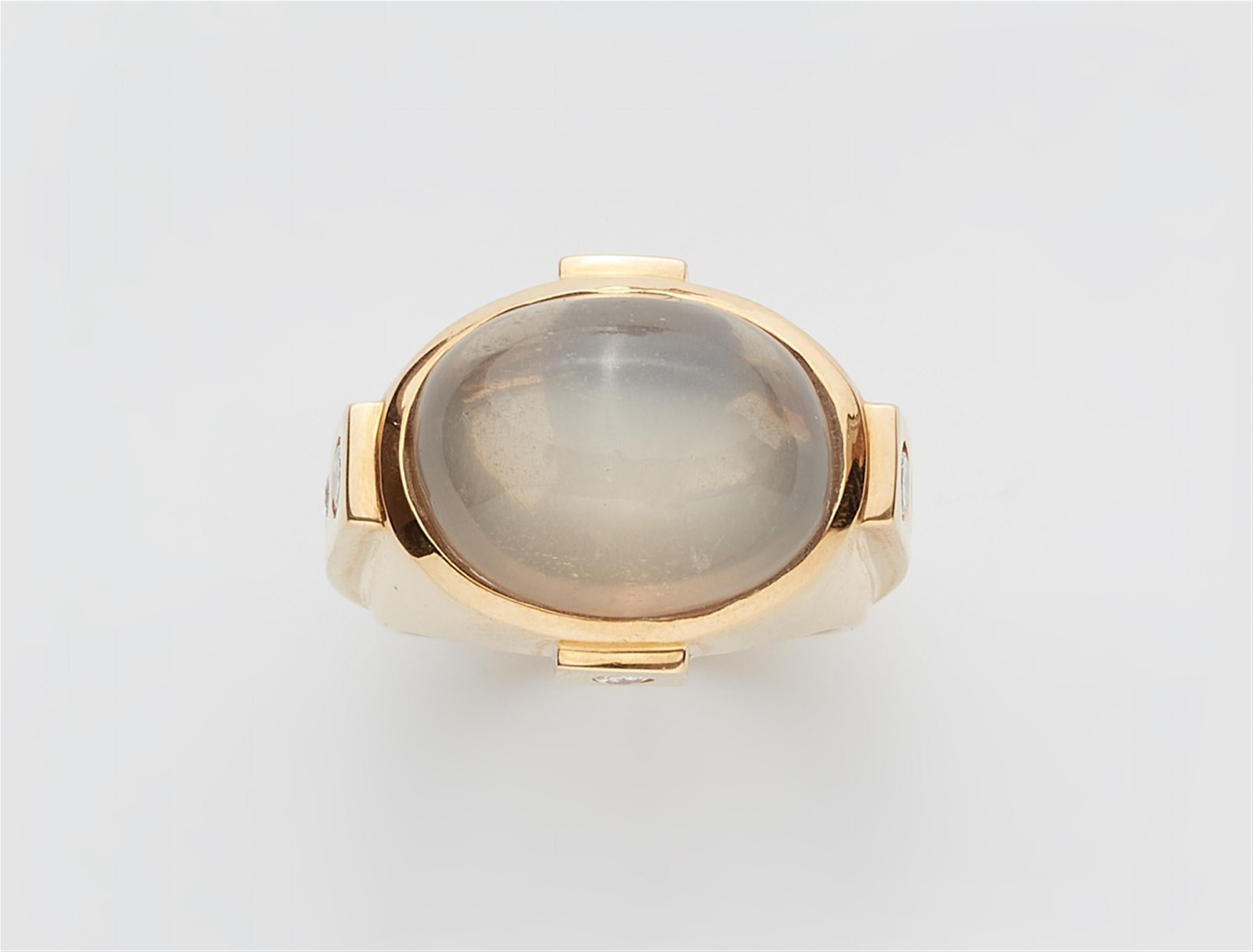 An 18k gold moonstone ring - image-1