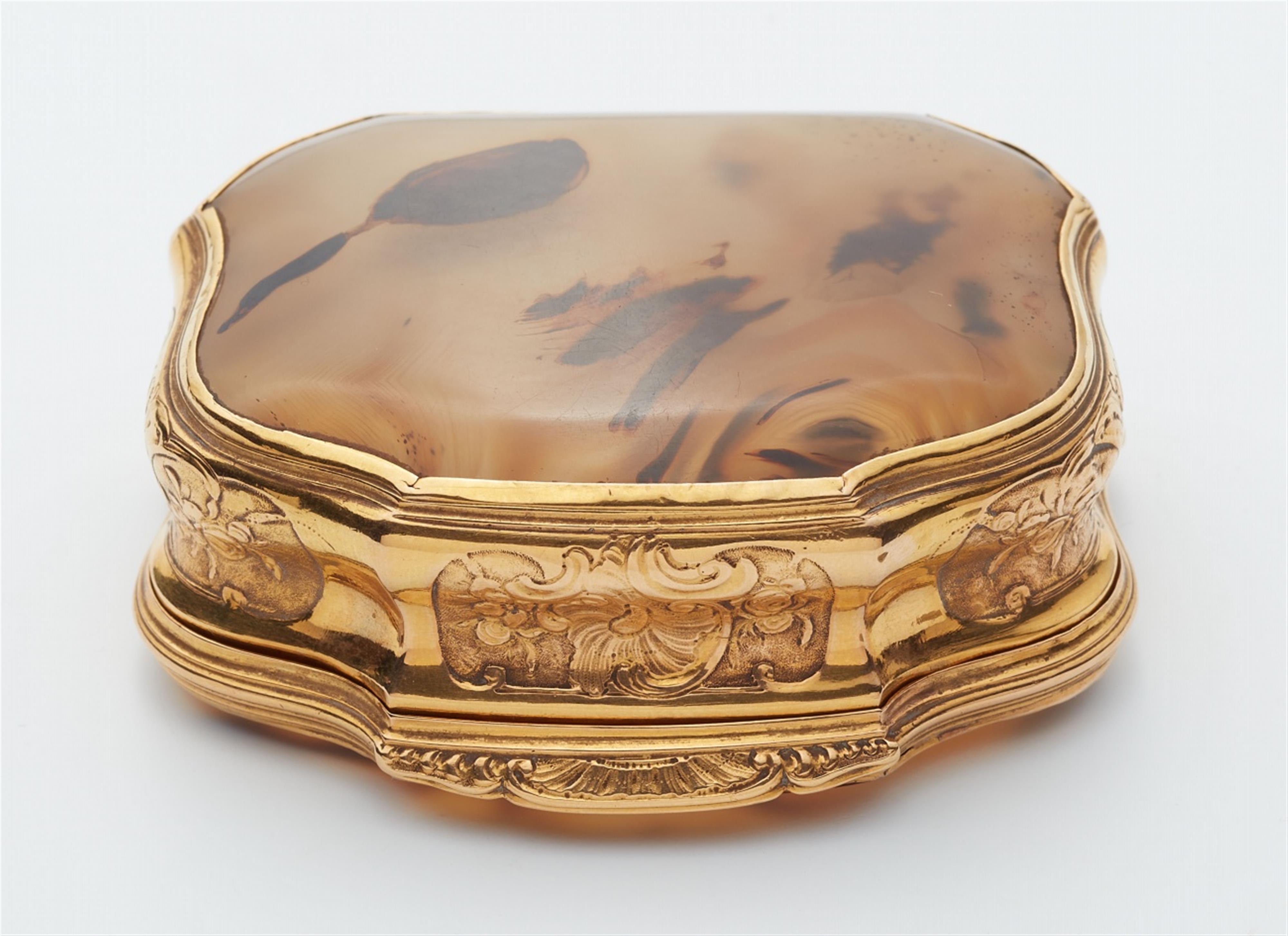 A Baroque gold mounted agate snuff box - image-2