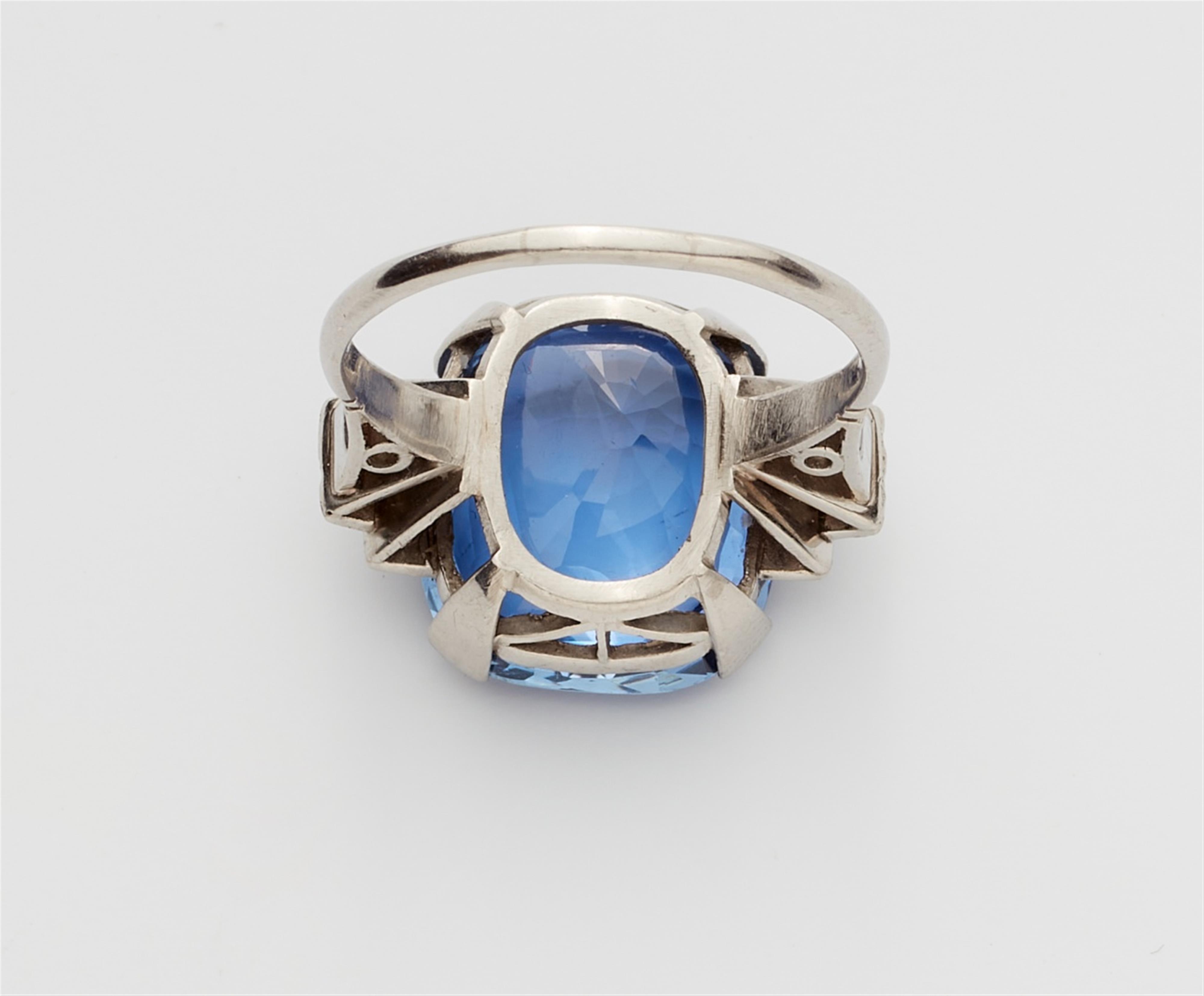 A platinum Ceylon sapphire ring - image-3